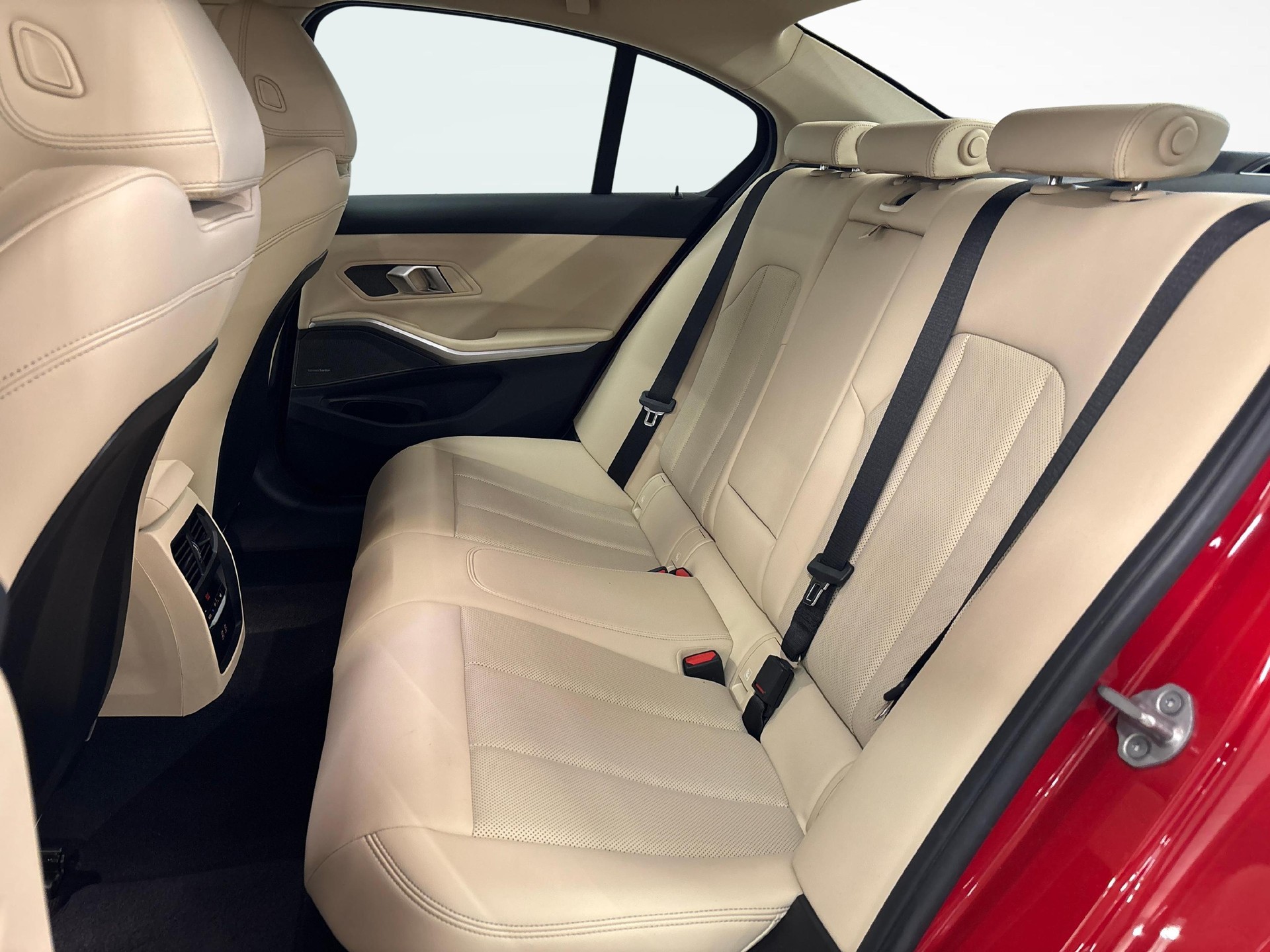 BMW 320d xDrive 48V-image-10