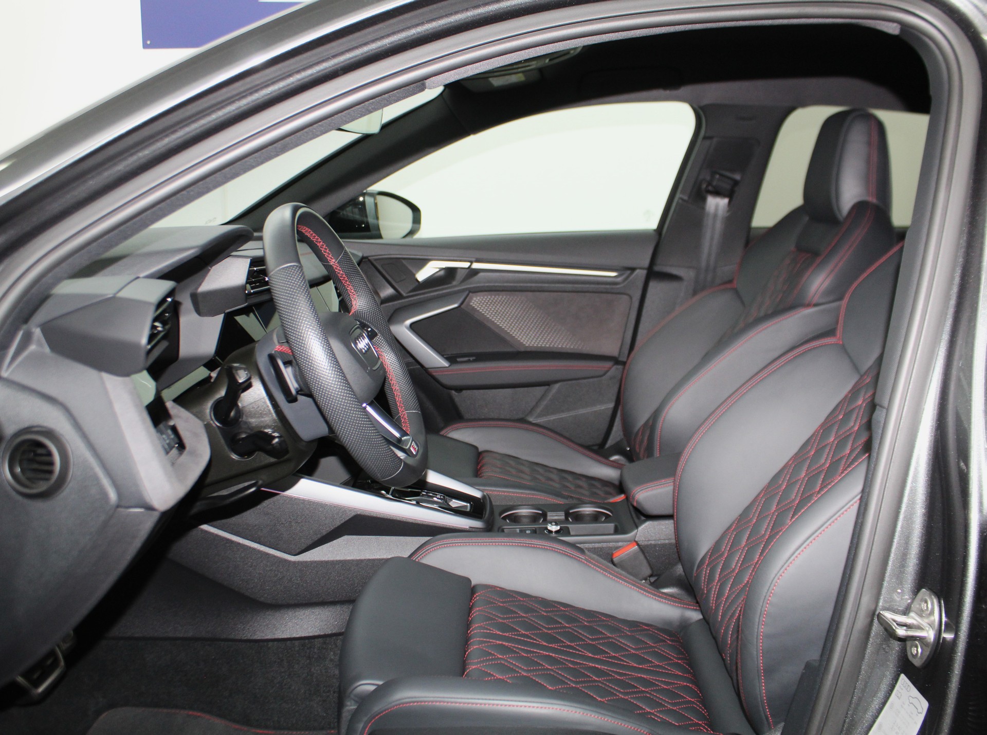 AUDI S3 Sportback TFSI quattro S-tronic 333PS Optikpaket schwarz / CH-Fahrzeug-image-7