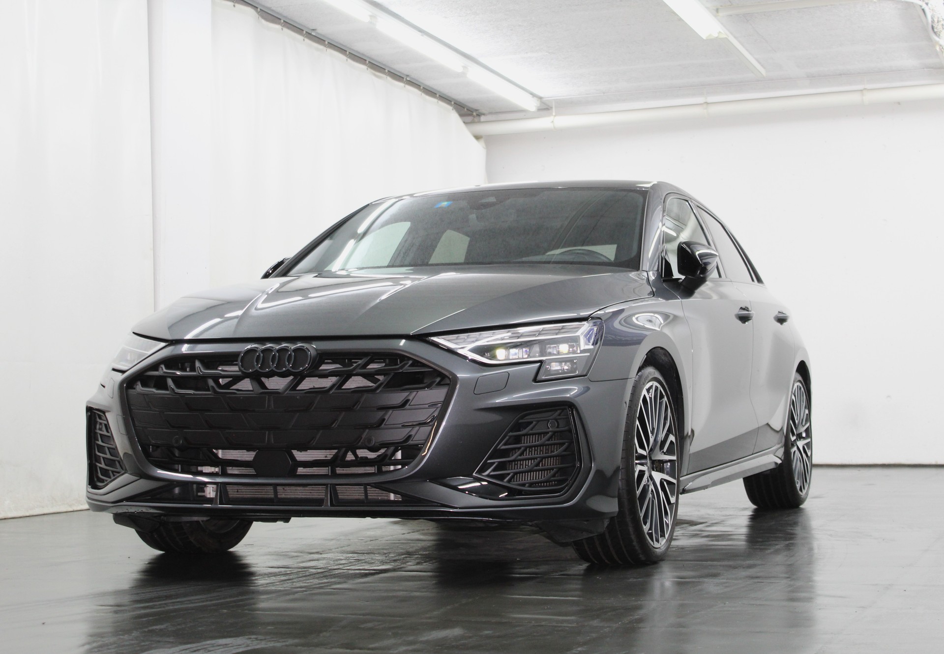 AUDI S3 Sportback TFSI quattro S-tronic 333PS Optikpaket schwarz / CH-Fahrzeug-showroom-element-3