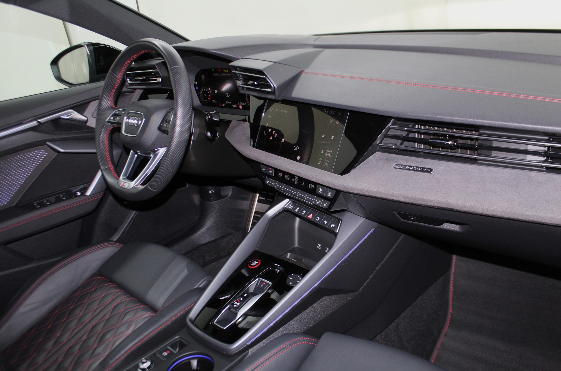 AUDI S3 Sportback TFSI quattro S-tronic 333PS Optikpaket schwarz / CH-Fahrzeug-image-11