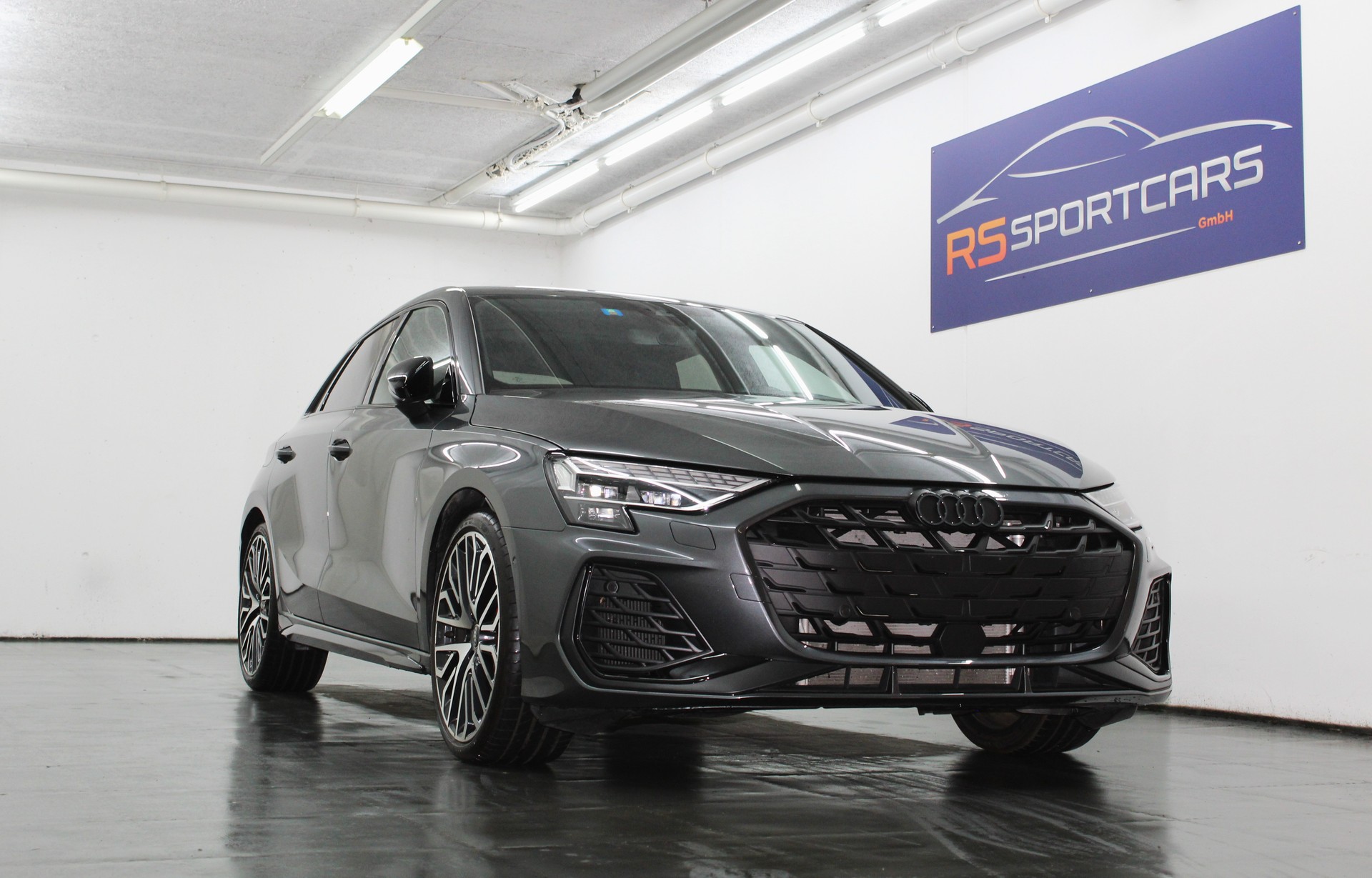 AUDI S3 Sportback TFSI quattro S-tronic 333PS Optikpaket schwarz / CH-Fahrzeug-showroom-element-1