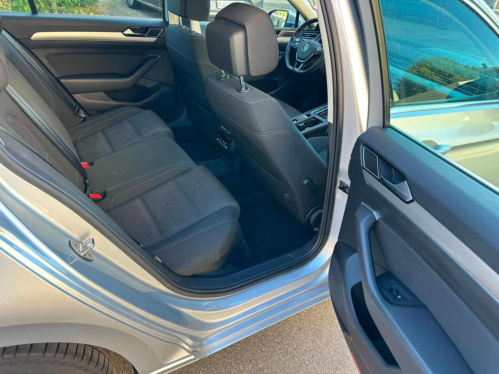 VW Passat Variant 2.0 TDI BMT Trendline DSG-image-12