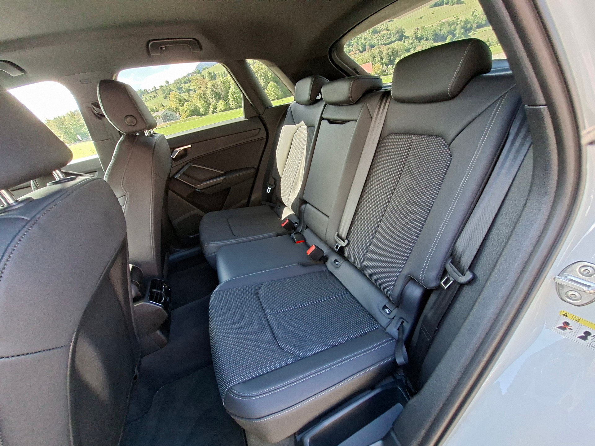 AUDI Q3 35 TFSI advanced Attraction S-tronic *Anhängerkupplung+Garantie*-image-14