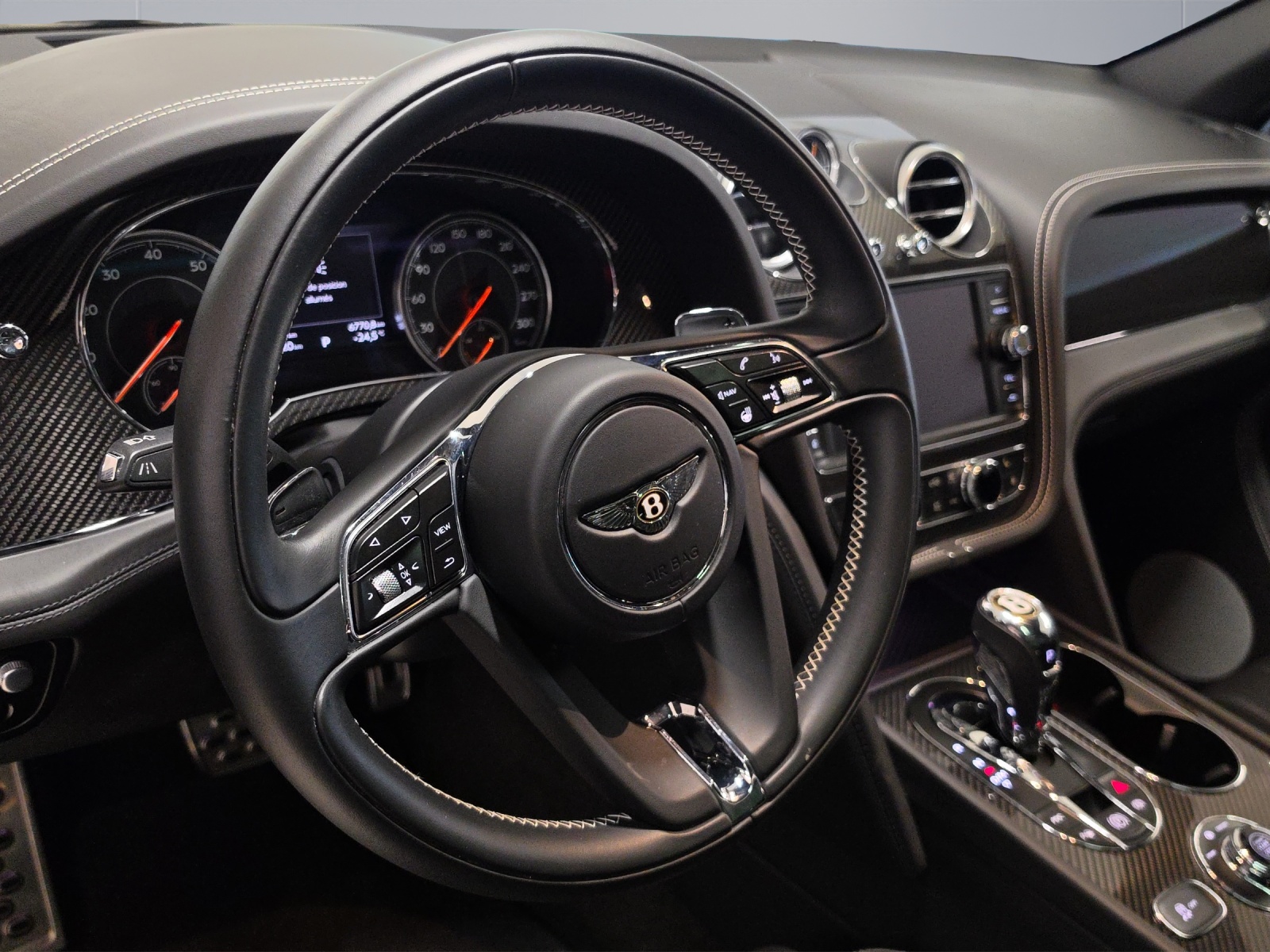 BENTLEY Bentayga V8-image-10