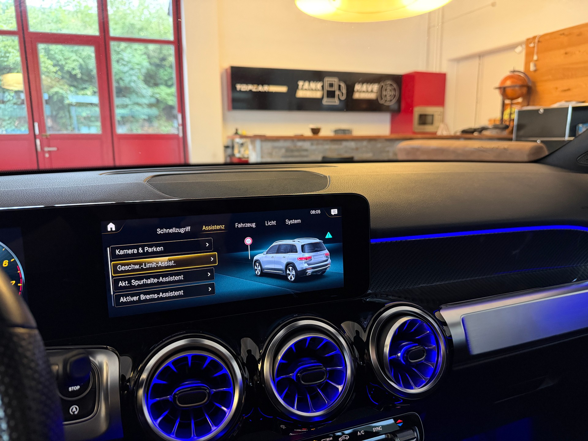 MERCEDES-BENZ GLB 250 AMG Line 8G-Tronic-image-24