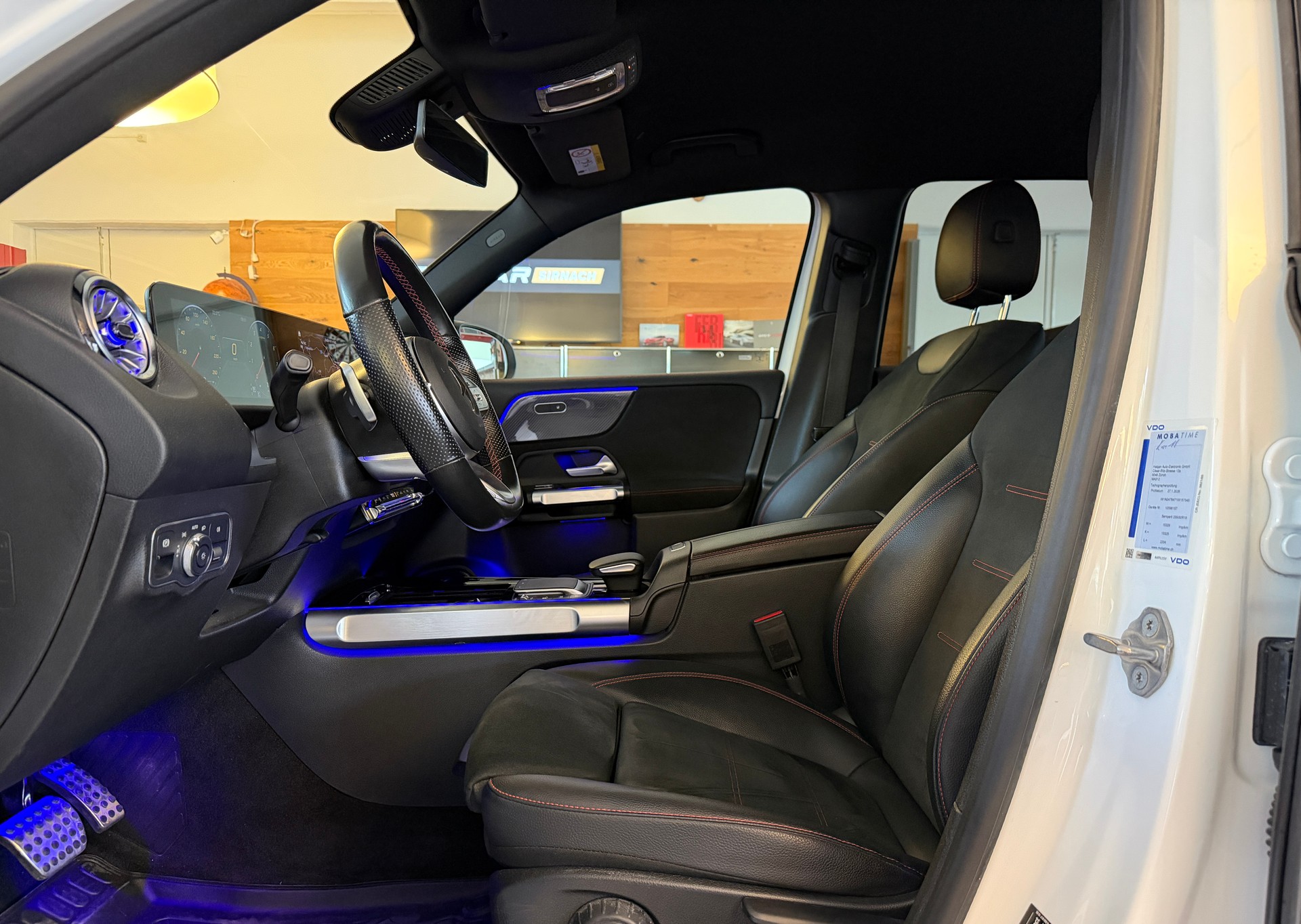 MERCEDES-BENZ GLB 250 AMG Line 8G-Tronic-image-10