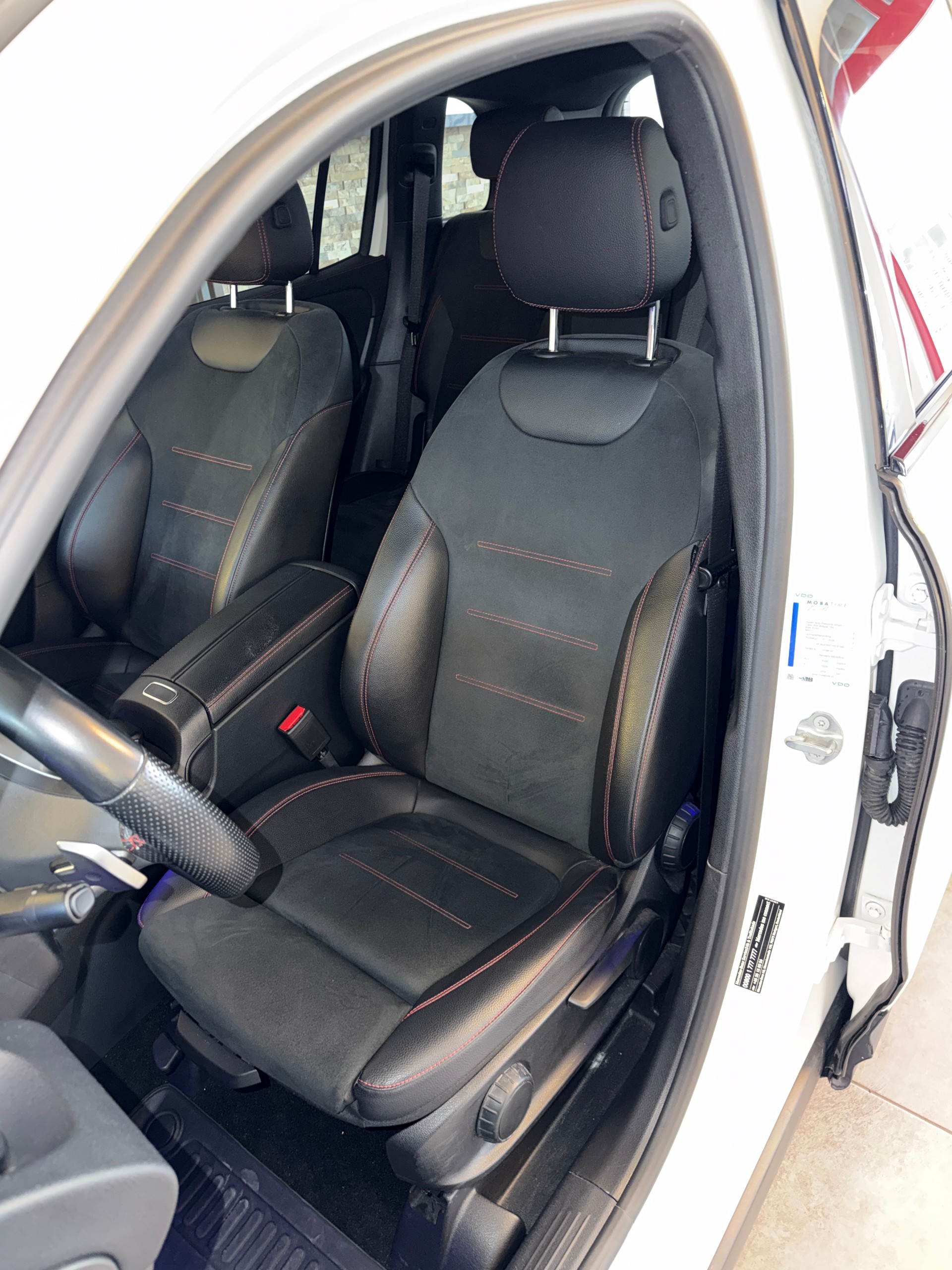 MERCEDES-BENZ GLB 250 AMG Line 8G-Tronic-image-11