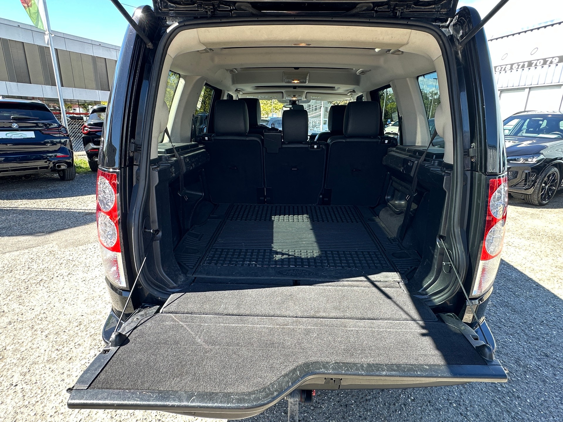LAND ROVER Discovery 3.0 SDV6 HSE Automatic 7 Places-image-10