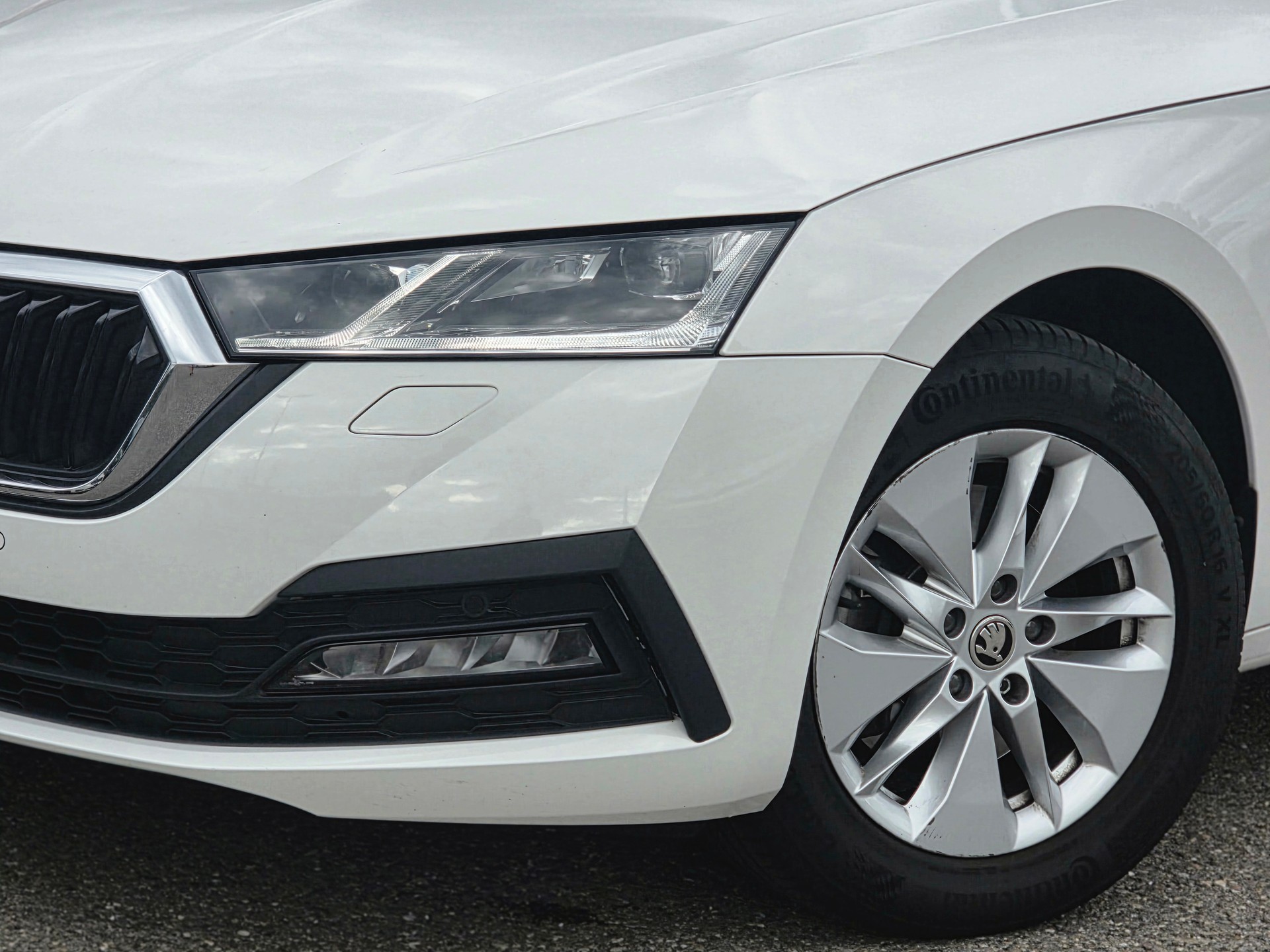SKODA Octavia Combi 2.0 TDI DSG Ambition 4x4 * CH-Fahrzeug * Top Zustand * 8-Fach *-showroom-element-1