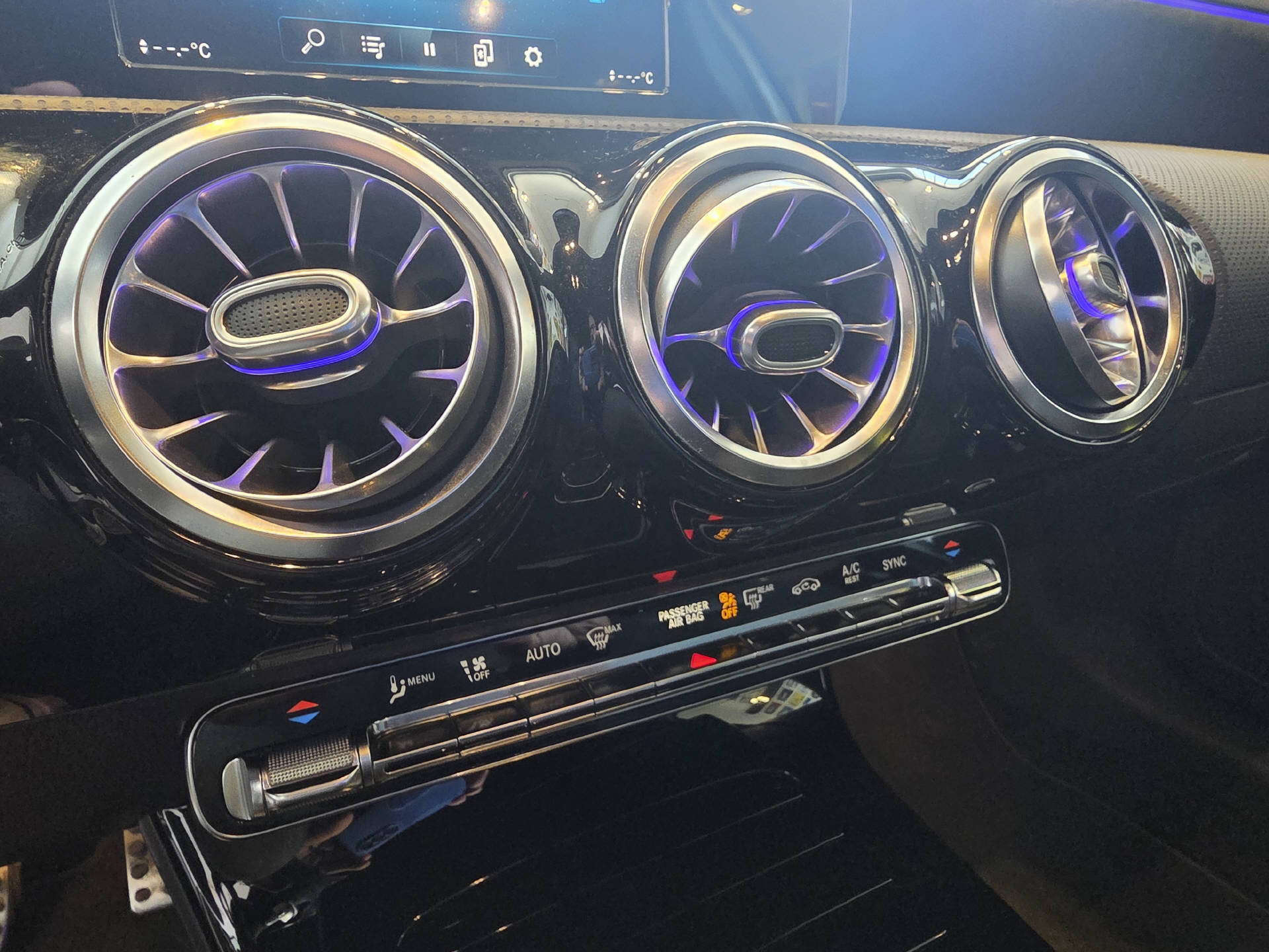 MERCEDES-BENZ A 200 AMG Line Limousine-image-19