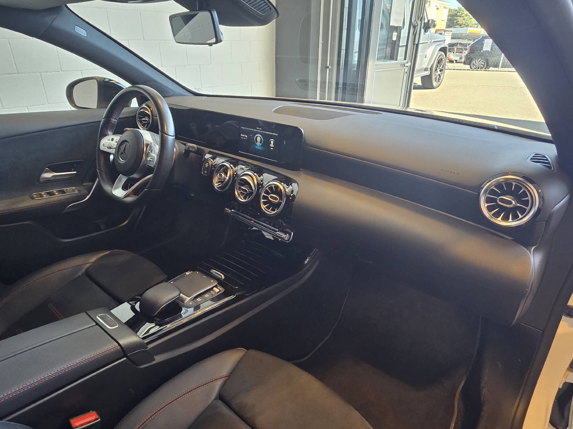 MERCEDES-BENZ A 200 AMG Line Limousine-image-17