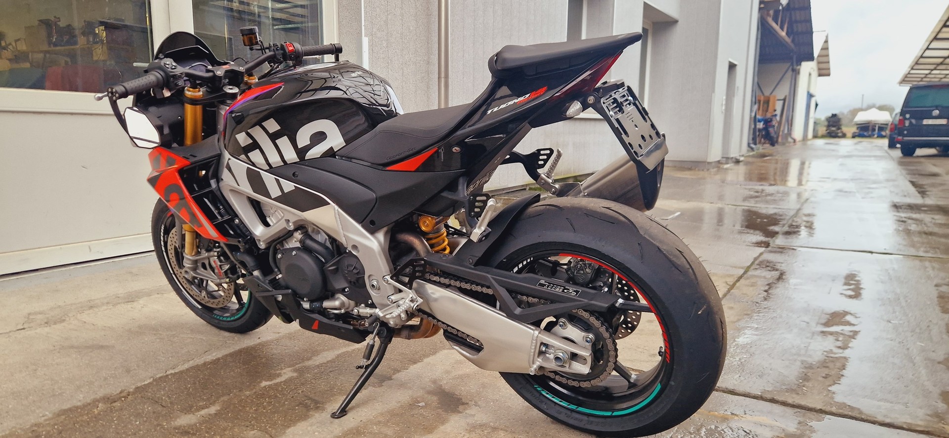 APRILIA Tuono V4 1100 Factory-image-2