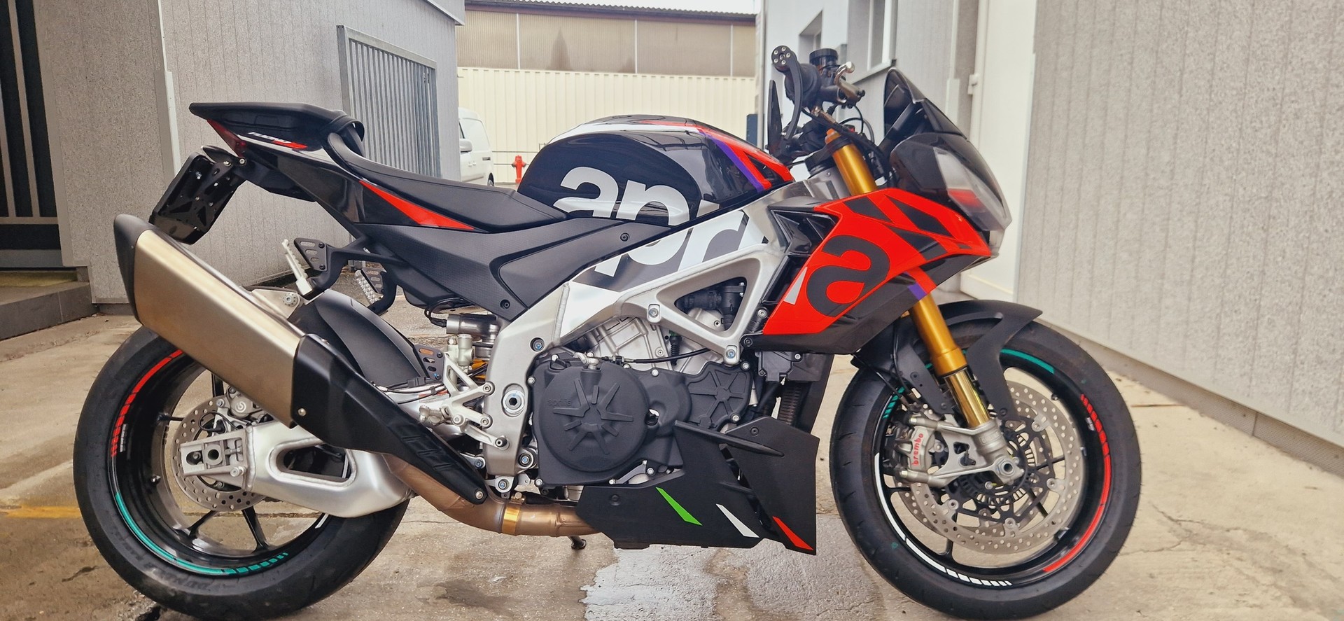 APRILIA Tuono V4 1100 Factory-image-3