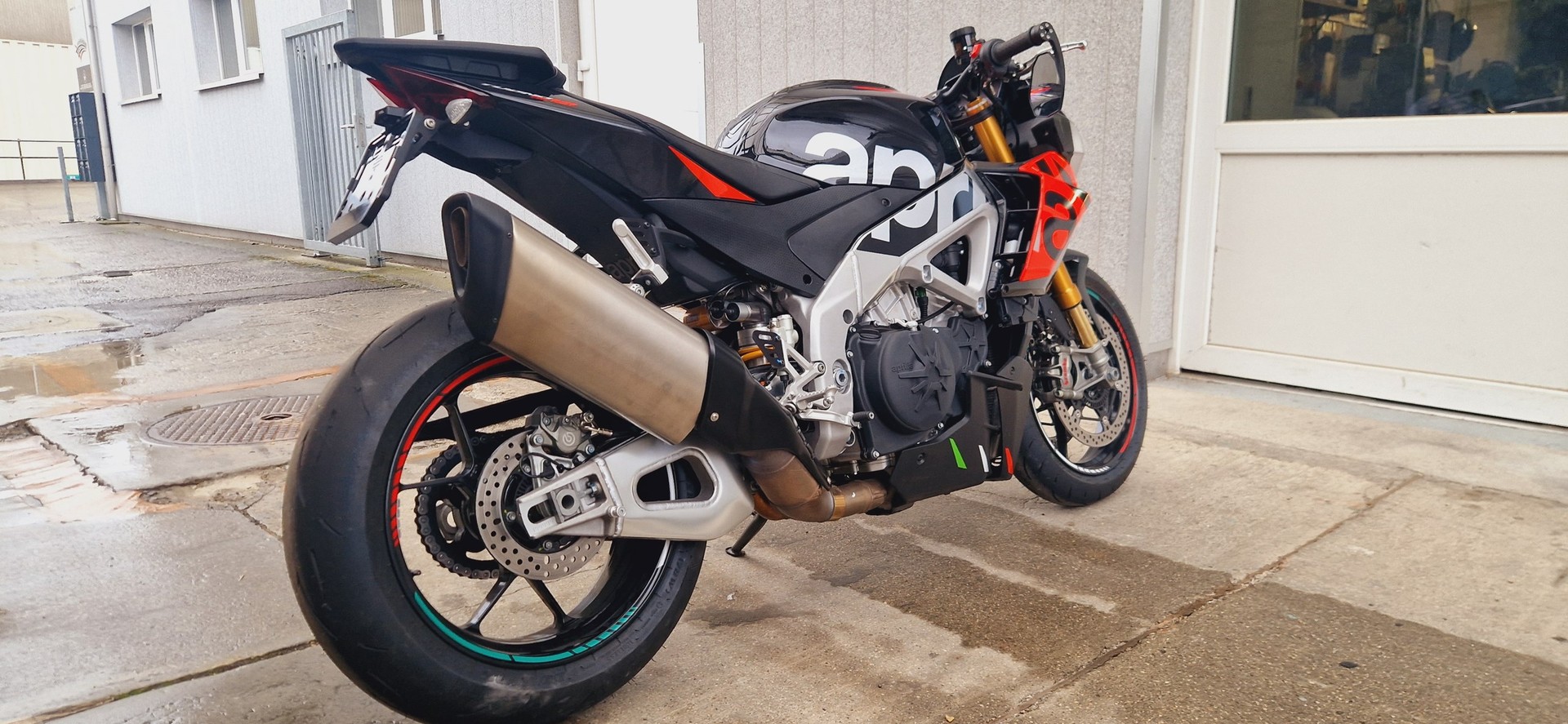 APRILIA Tuono V4 1100 Factory-image-4