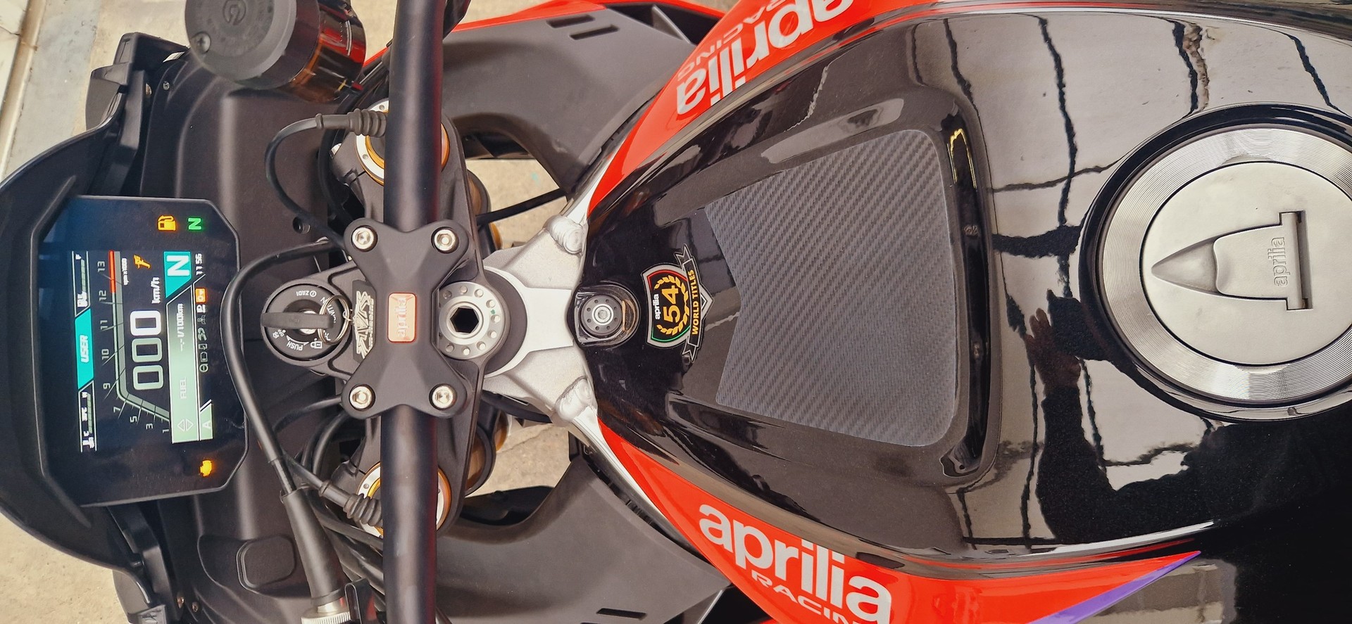 APRILIA Tuono V4 1100 Factory-image-6