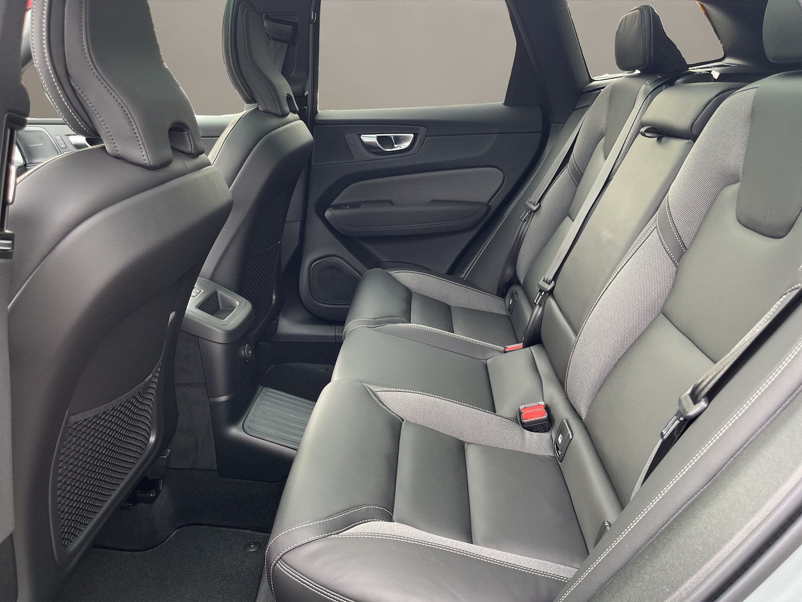 VOLVO XC60 2.0 T6 TE Black Edition eAWD-image-9