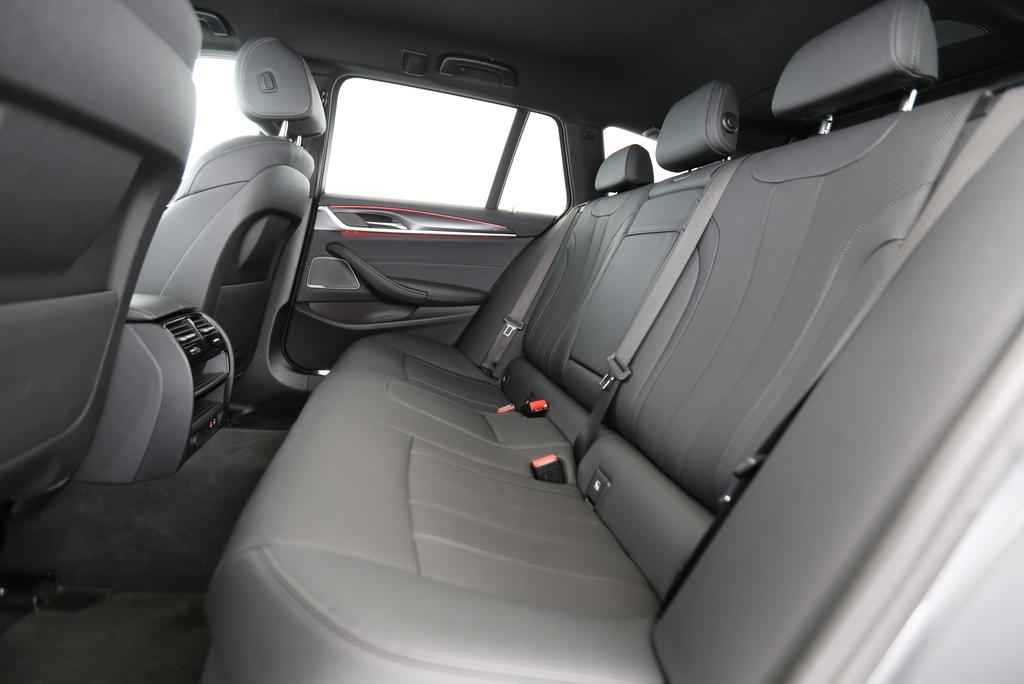 BMW 520d xDrive Touring-image-13