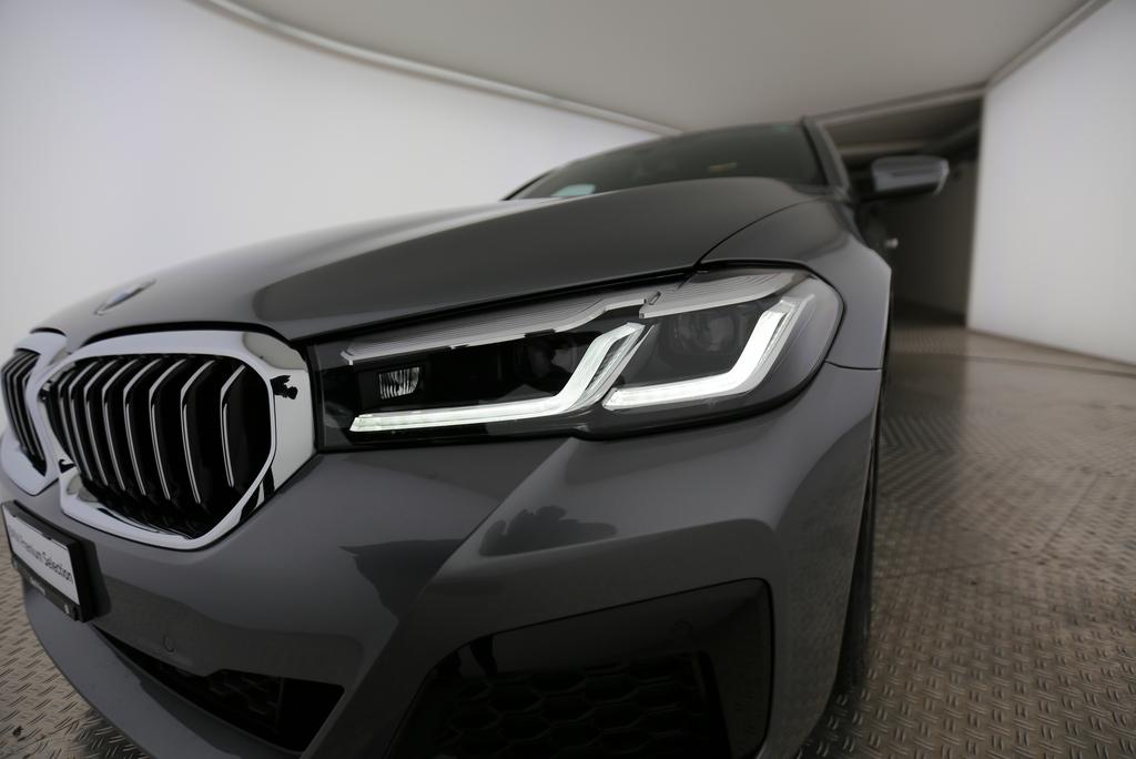 BMW 520d xDrive Touring-image-12