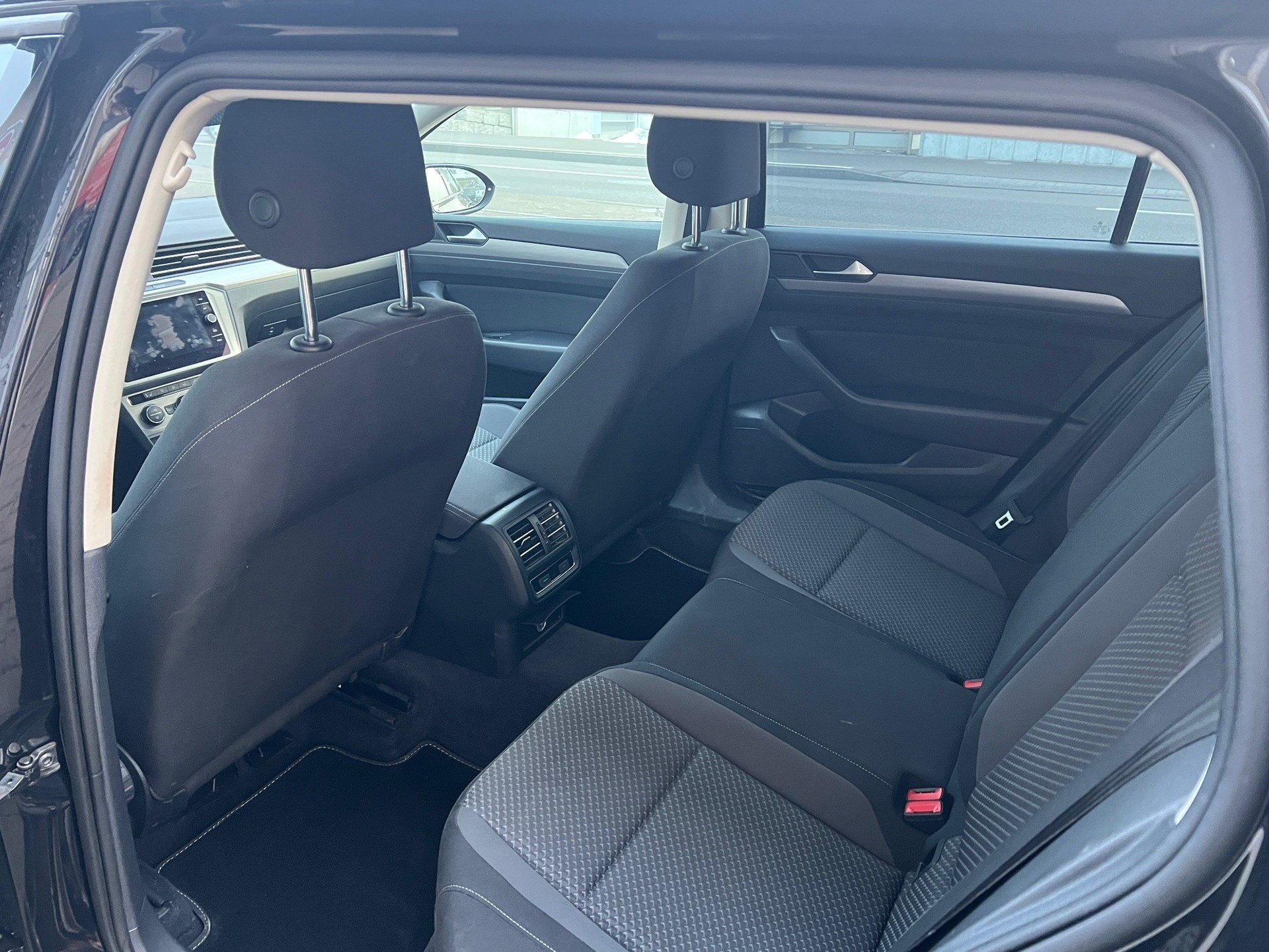 VW Passat Variant 2.0 TDI BMT Trendline DSG-image-8