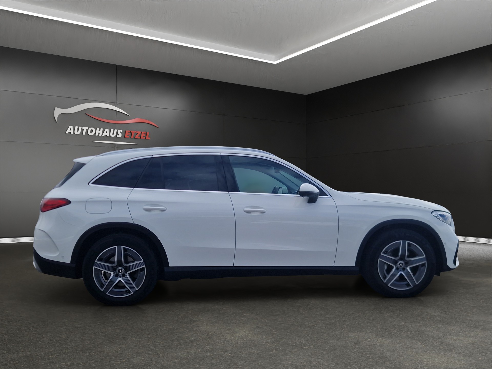 MERCEDES-BENZ GLC 300 4Matic AMG Line 9G-Tronic-image-3
