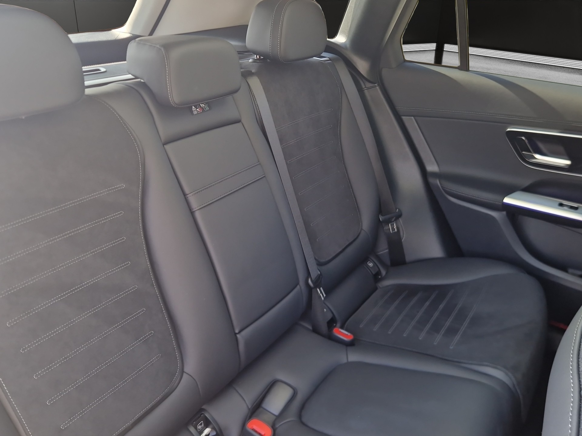 MERCEDES-BENZ GLC 300 4Matic AMG Line 9G-Tronic-image-12