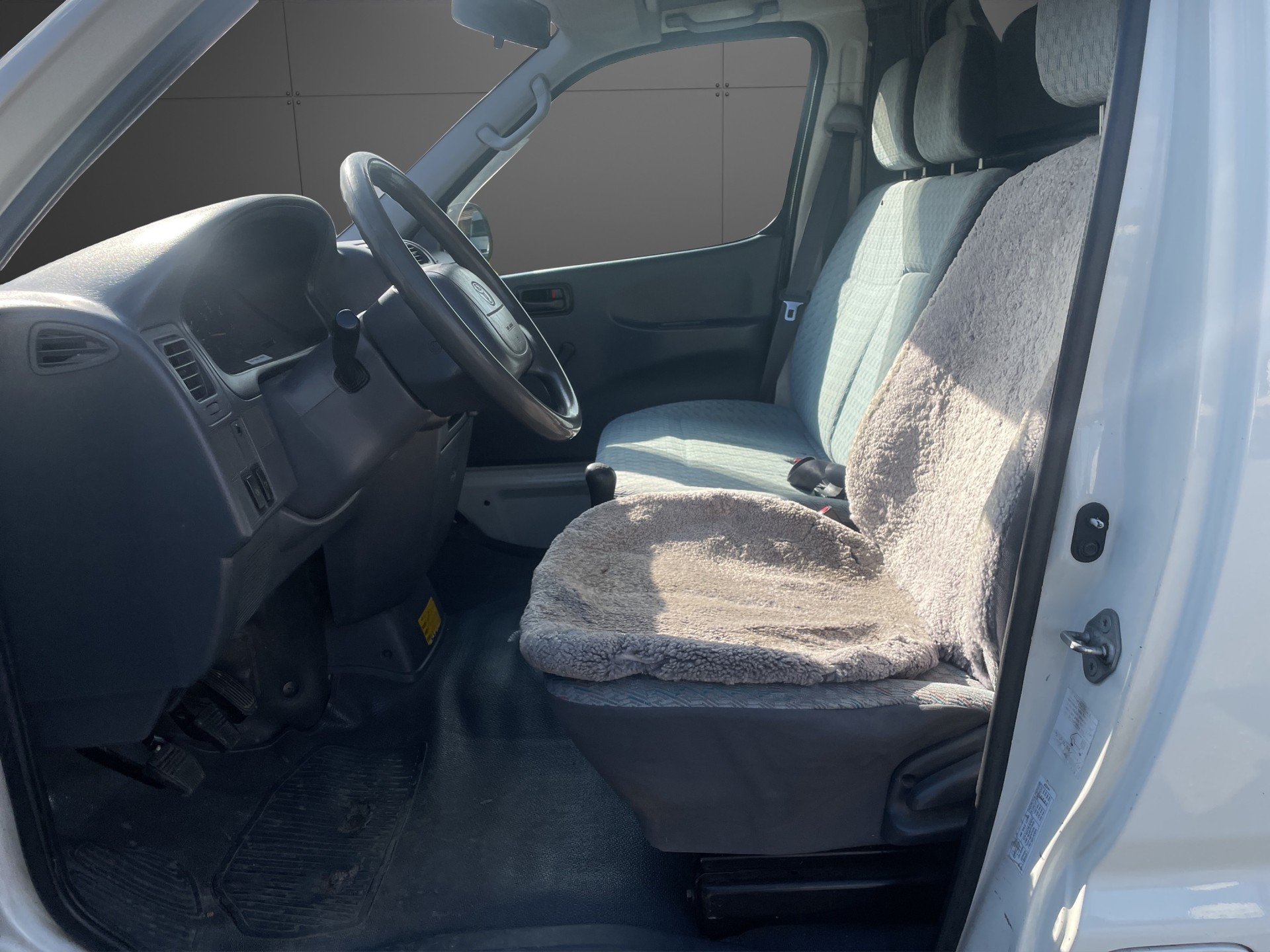 TOYOTA Hiace D-4D LWB Kombi-image-13