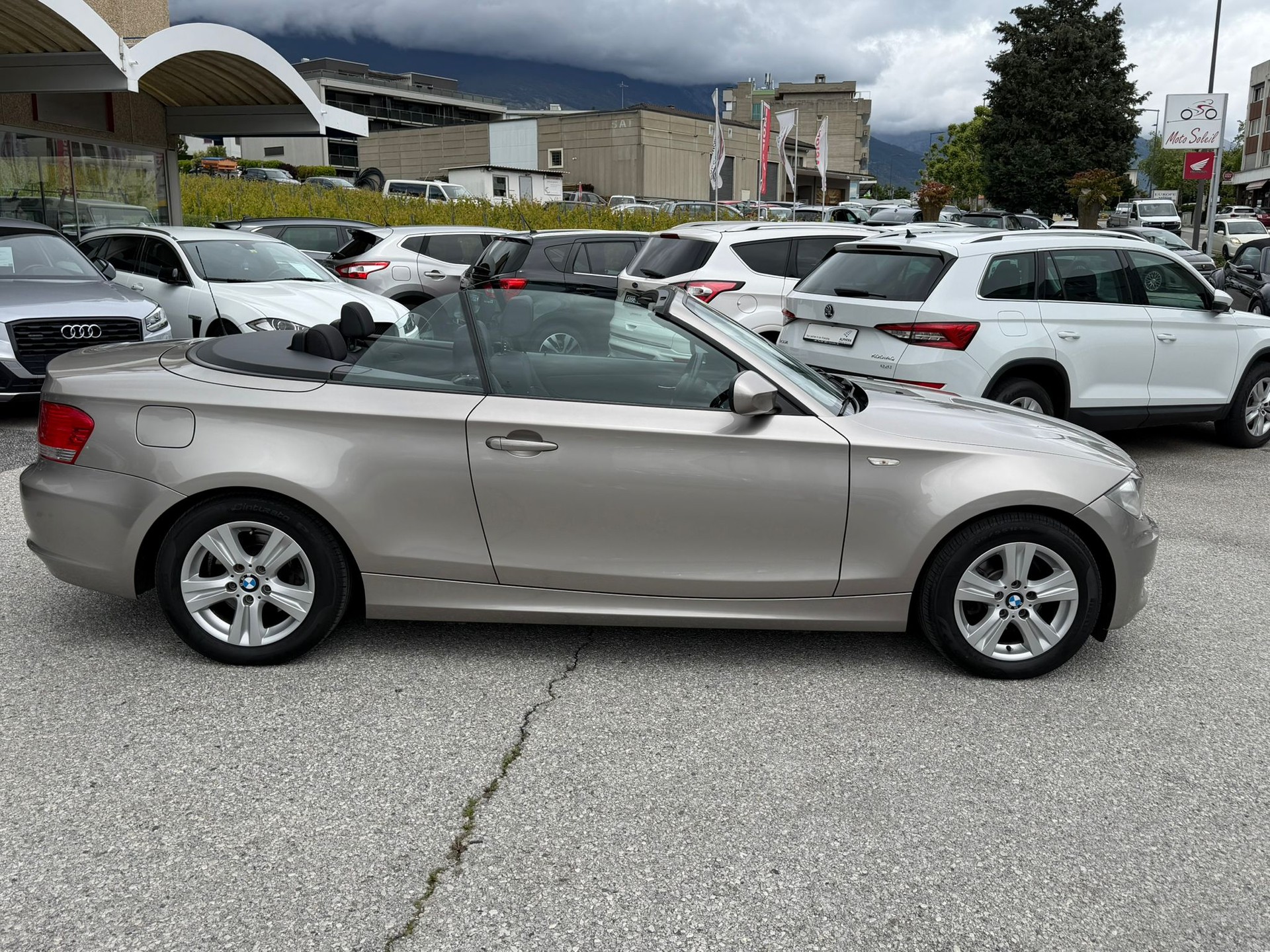 BMW 118i Cabrio-image-9