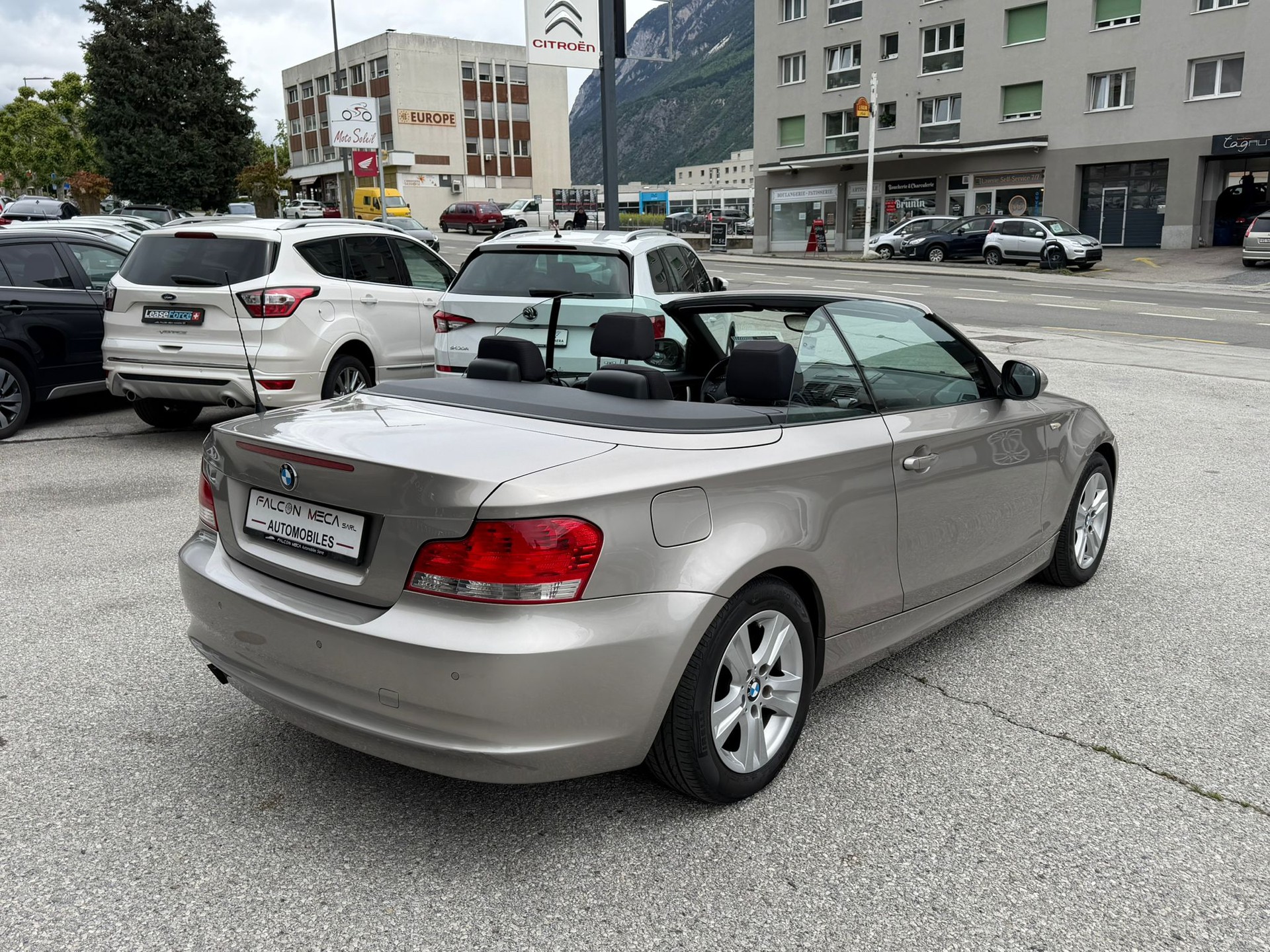 BMW 118i Cabrio-image-12