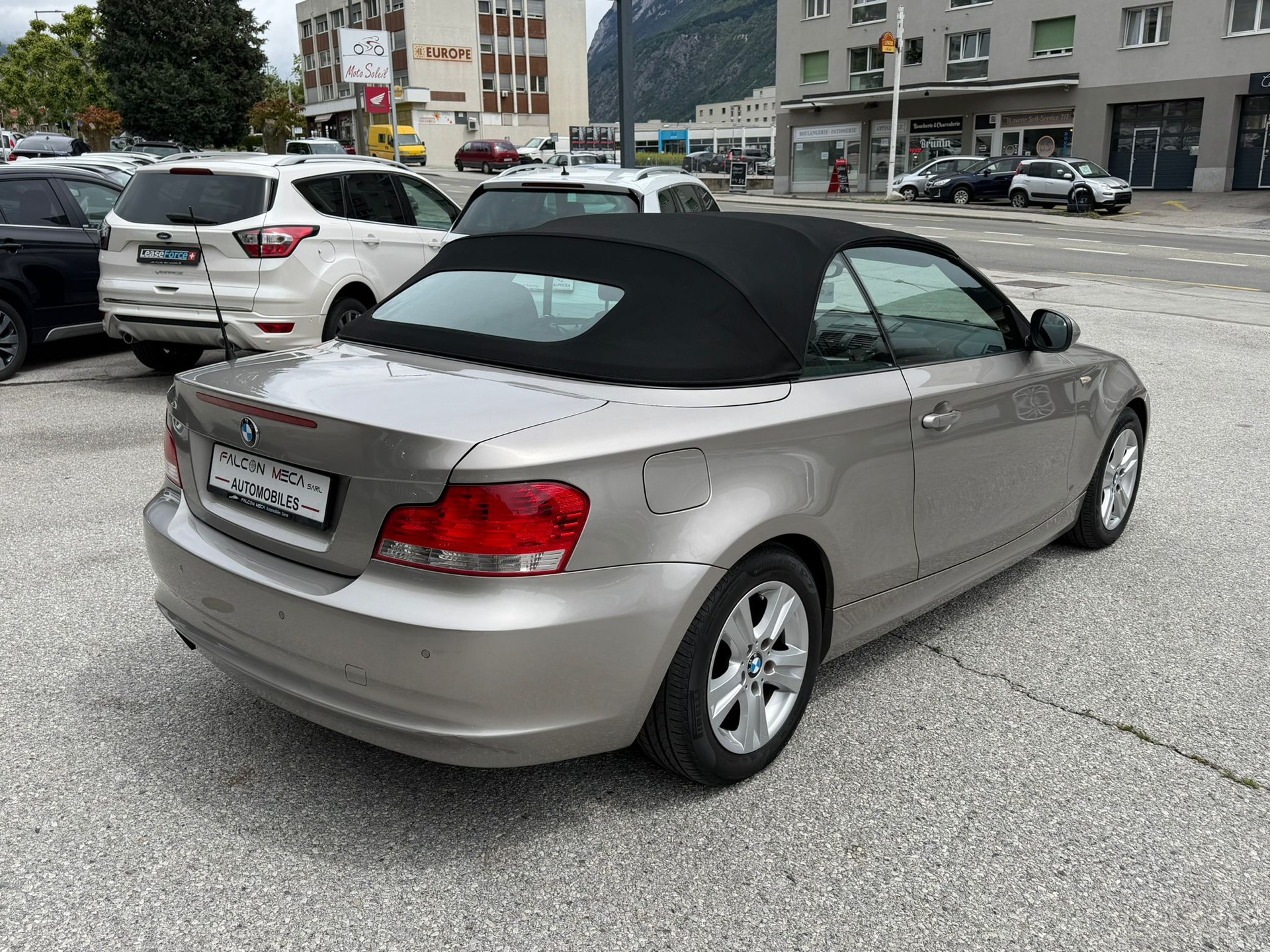 BMW 118i Cabrio-image-5