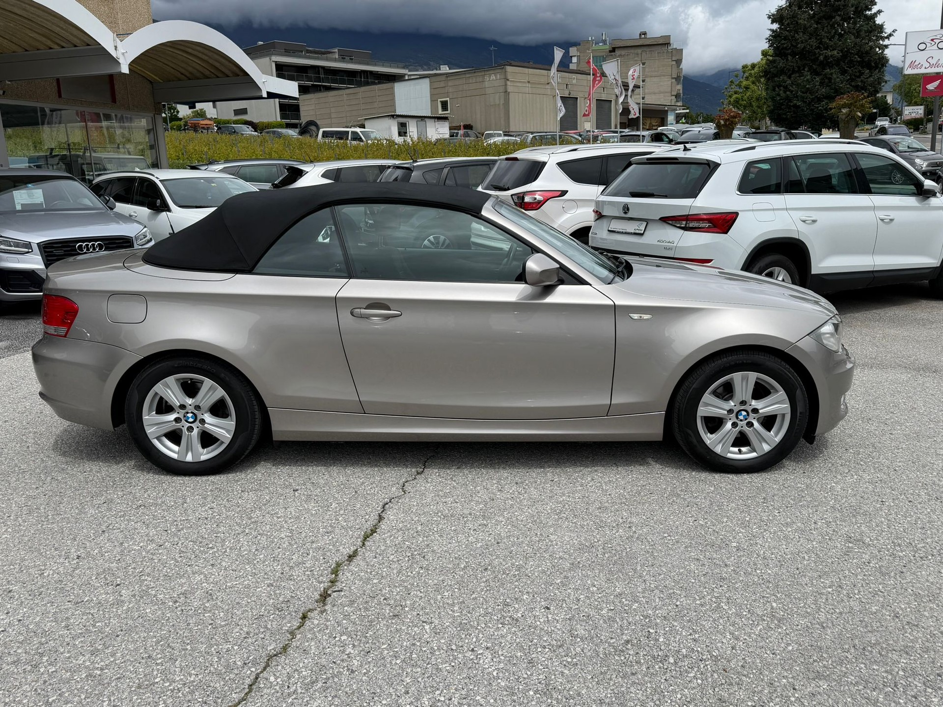 BMW 118i Cabrio-image-4