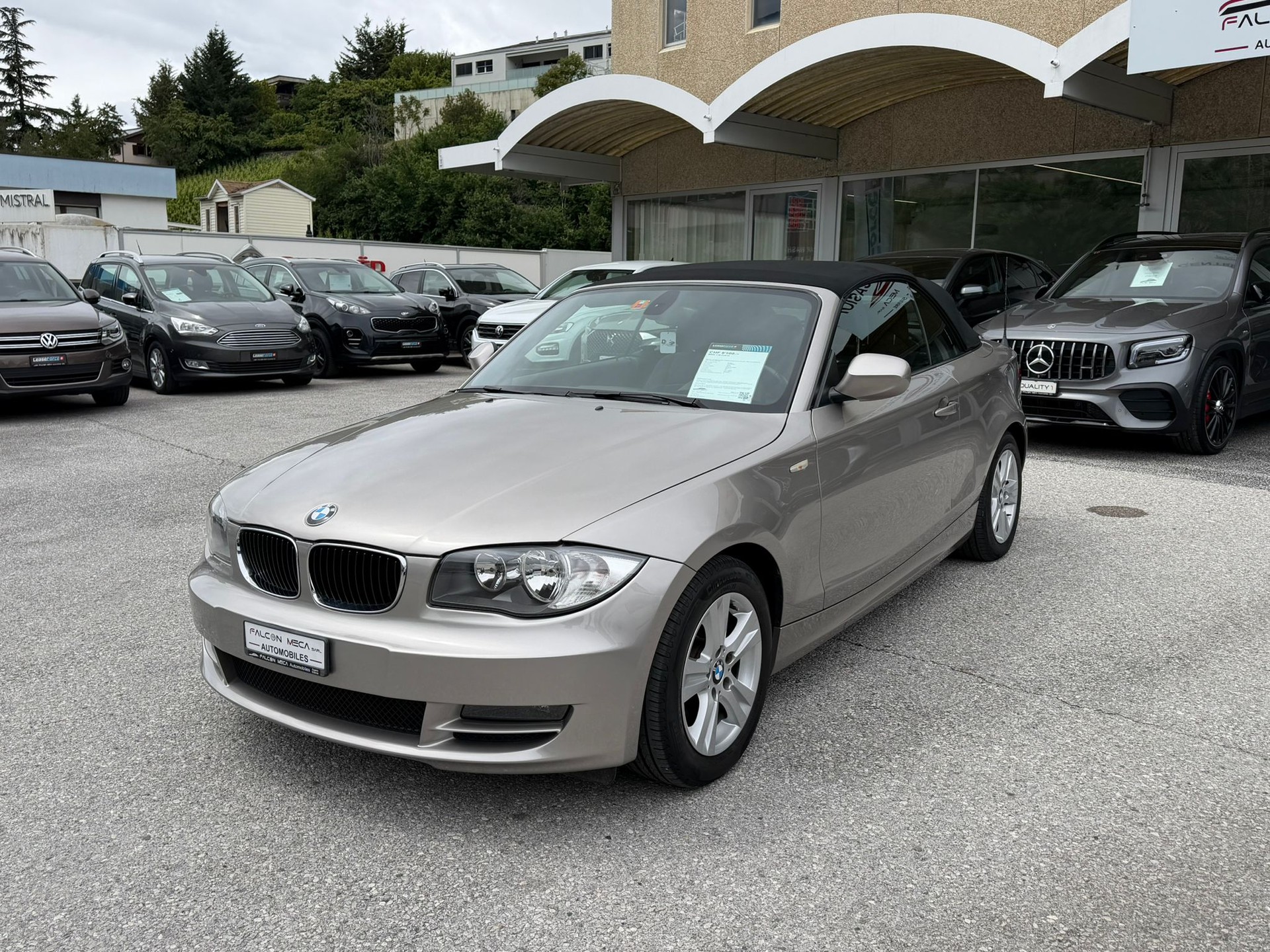 BMW 118i Cabrio-showroom-element-2