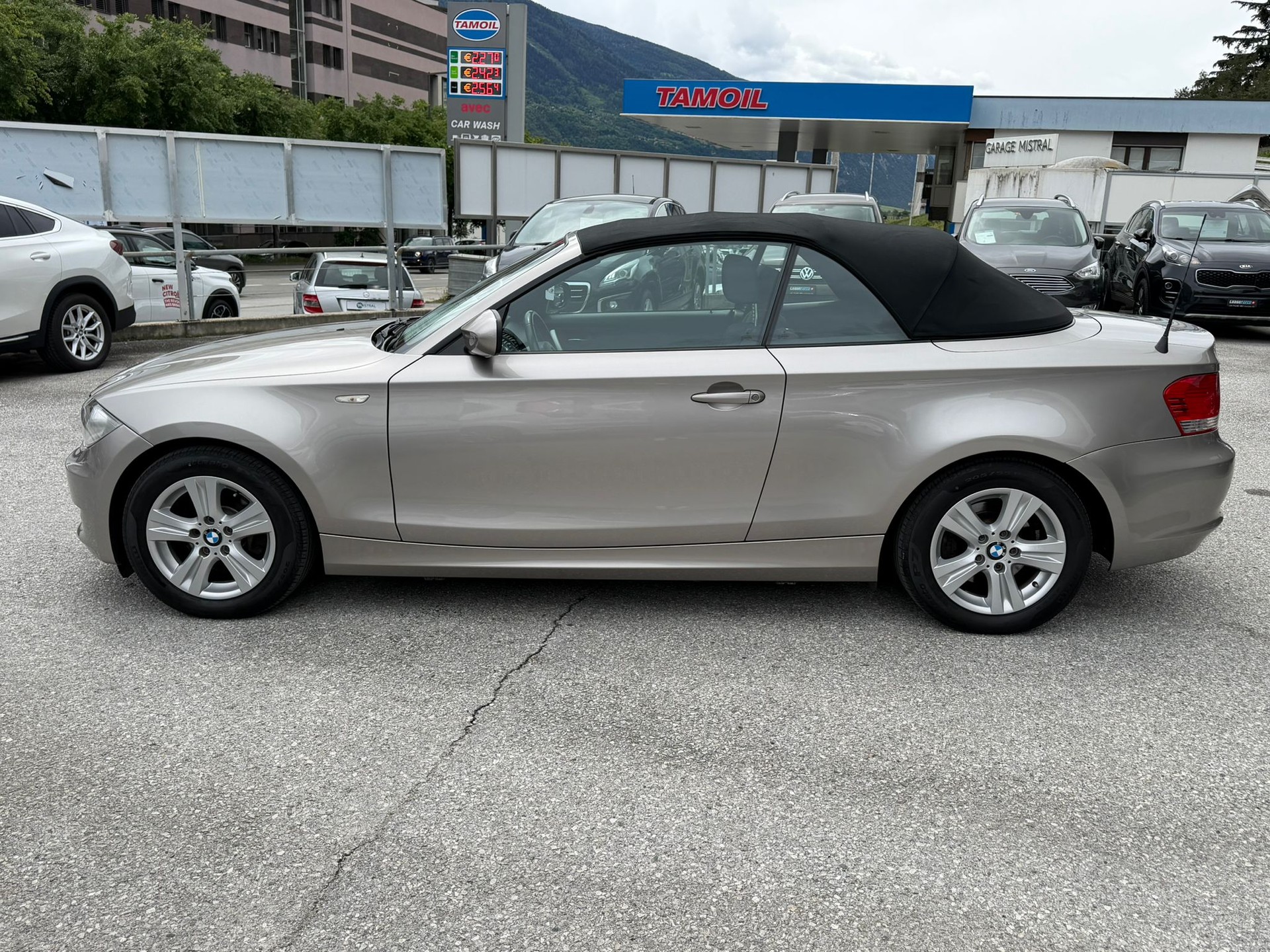 BMW 118i Cabrio-showroom-element-3