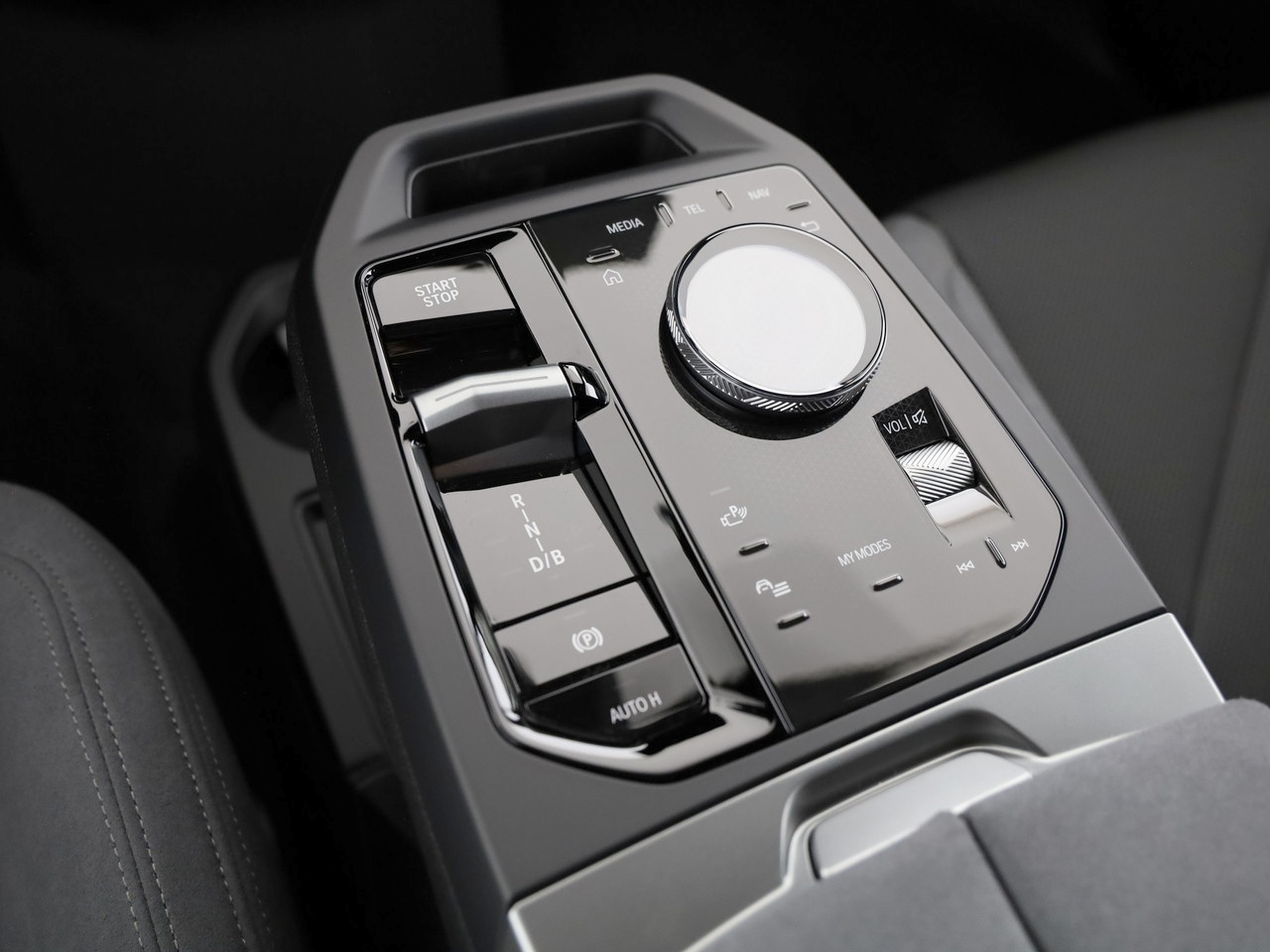 BMW iX xDrive60 M Sport-image-16