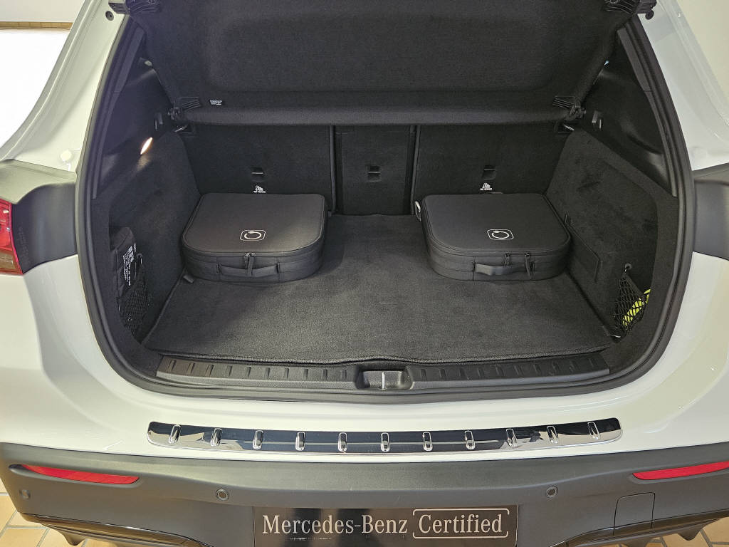 MERCEDES-BENZ EQA 300 4Matic Swiss Star-showroom-element-3