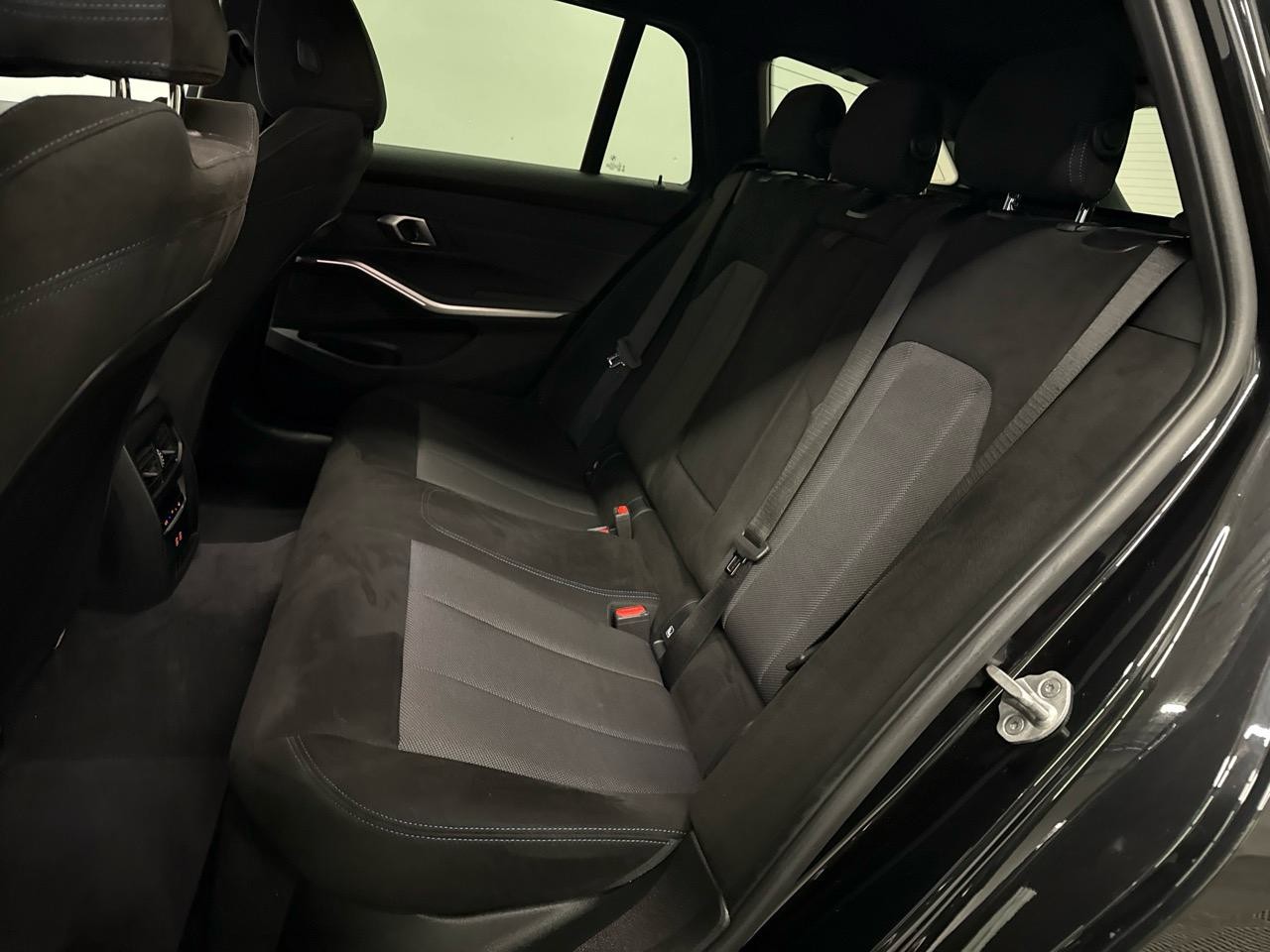 BMW 320d xDrive 48V Touring Steptronic M Sport-image-8
