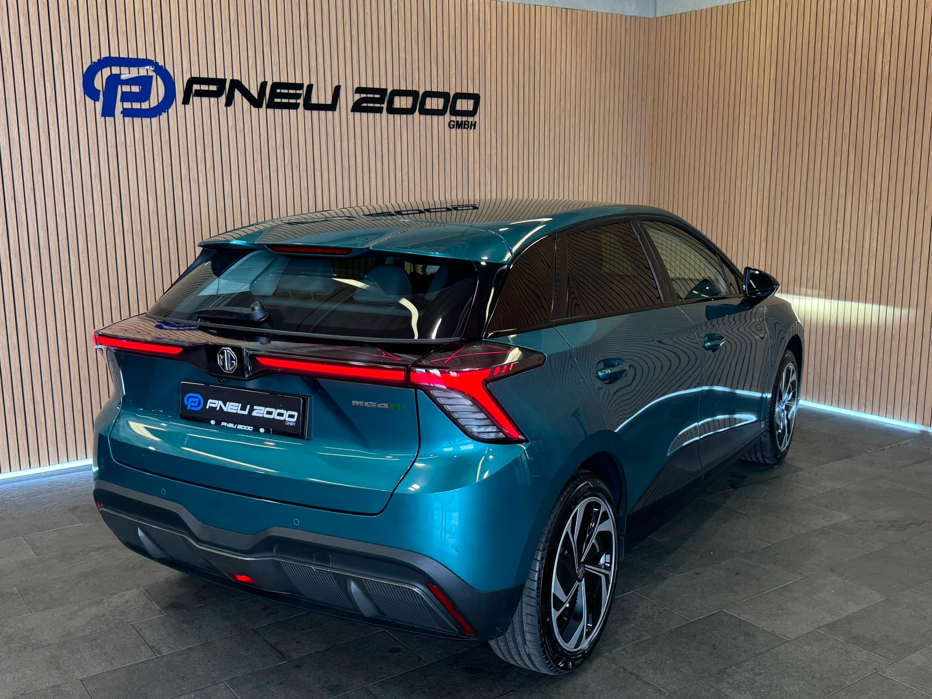 MG 4 EV 64kWh Premium-showroom-element-3