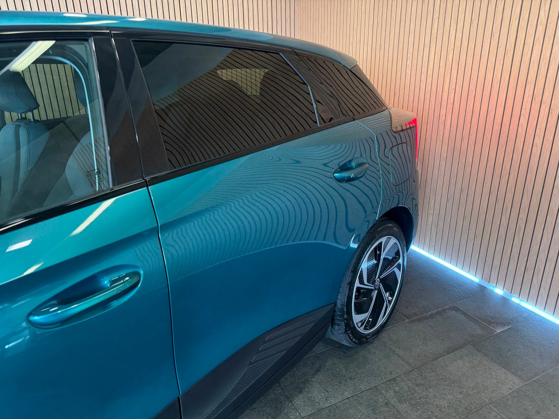 MG 4 EV 64kWh Premium-showroom-element-2