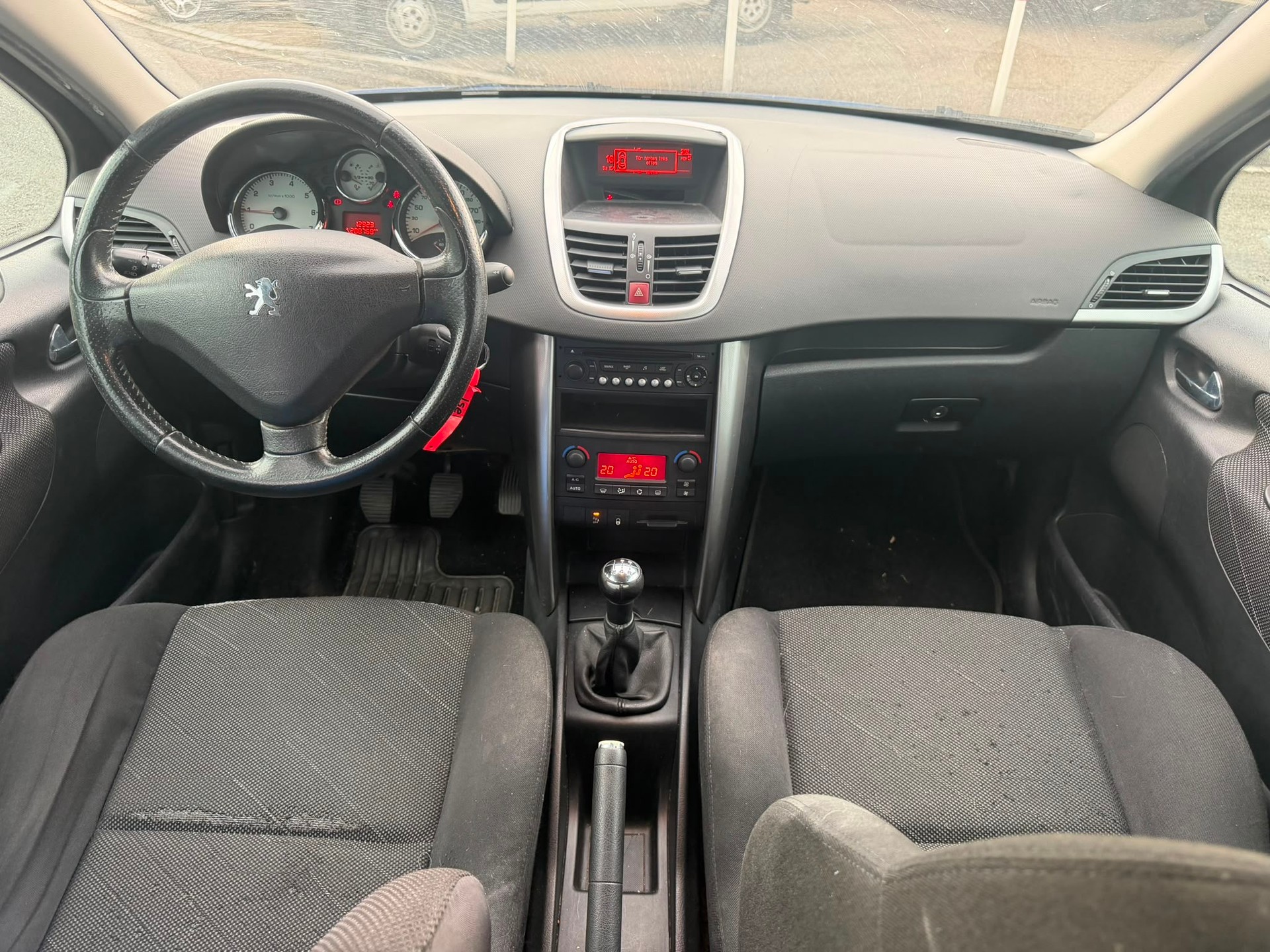 PEUGEOT 207 1.6 16V XT-image-5