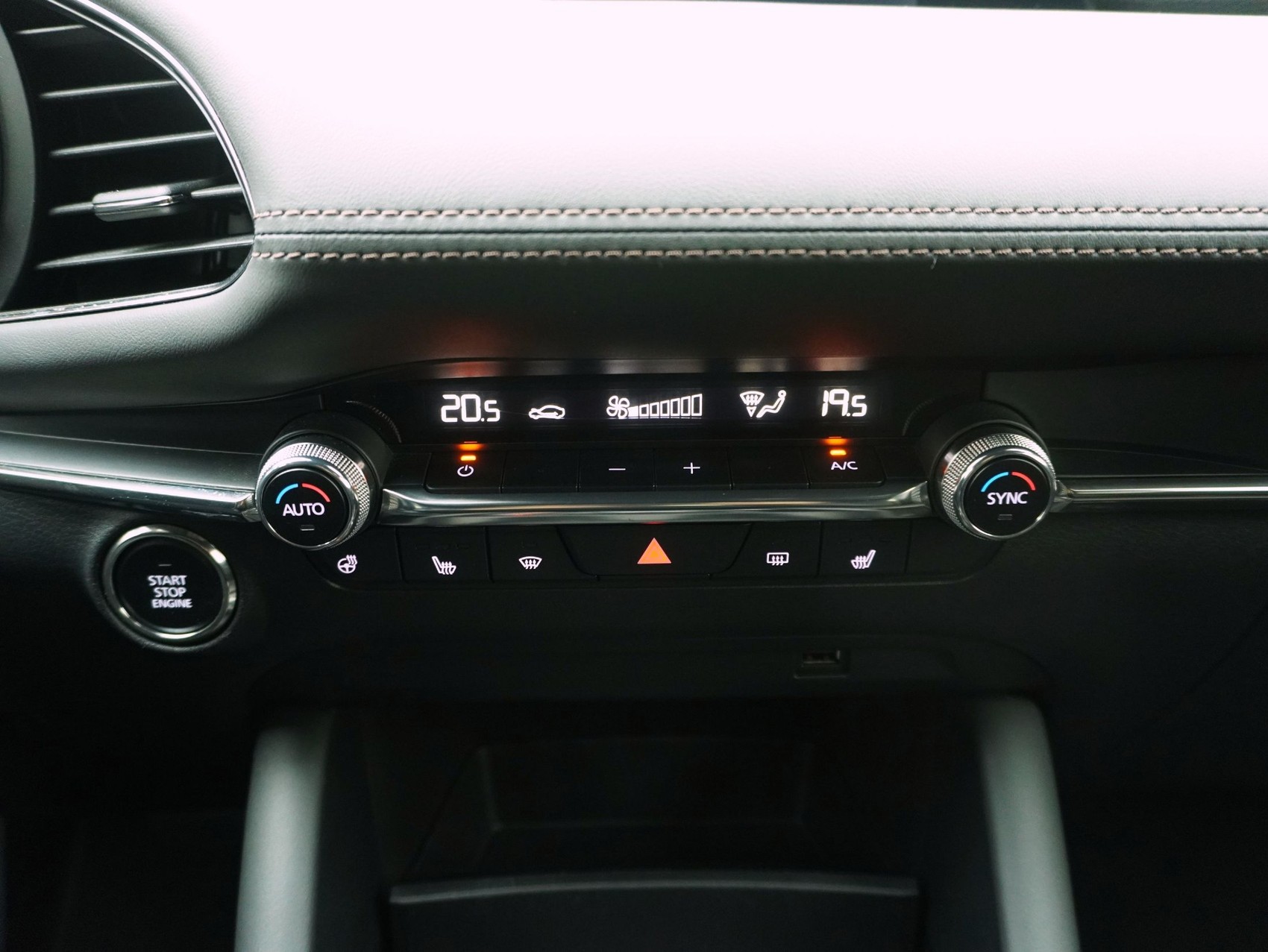 MAZDA 3 Hatchback 2.0 Revolution-image-13