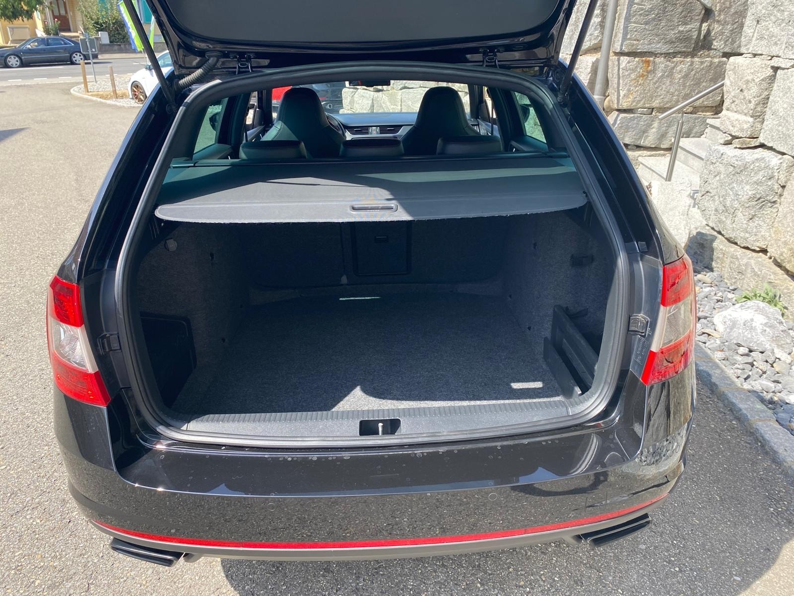 SKODA Octavia Combi 2.0 TSI RS 230 DSG-image-13