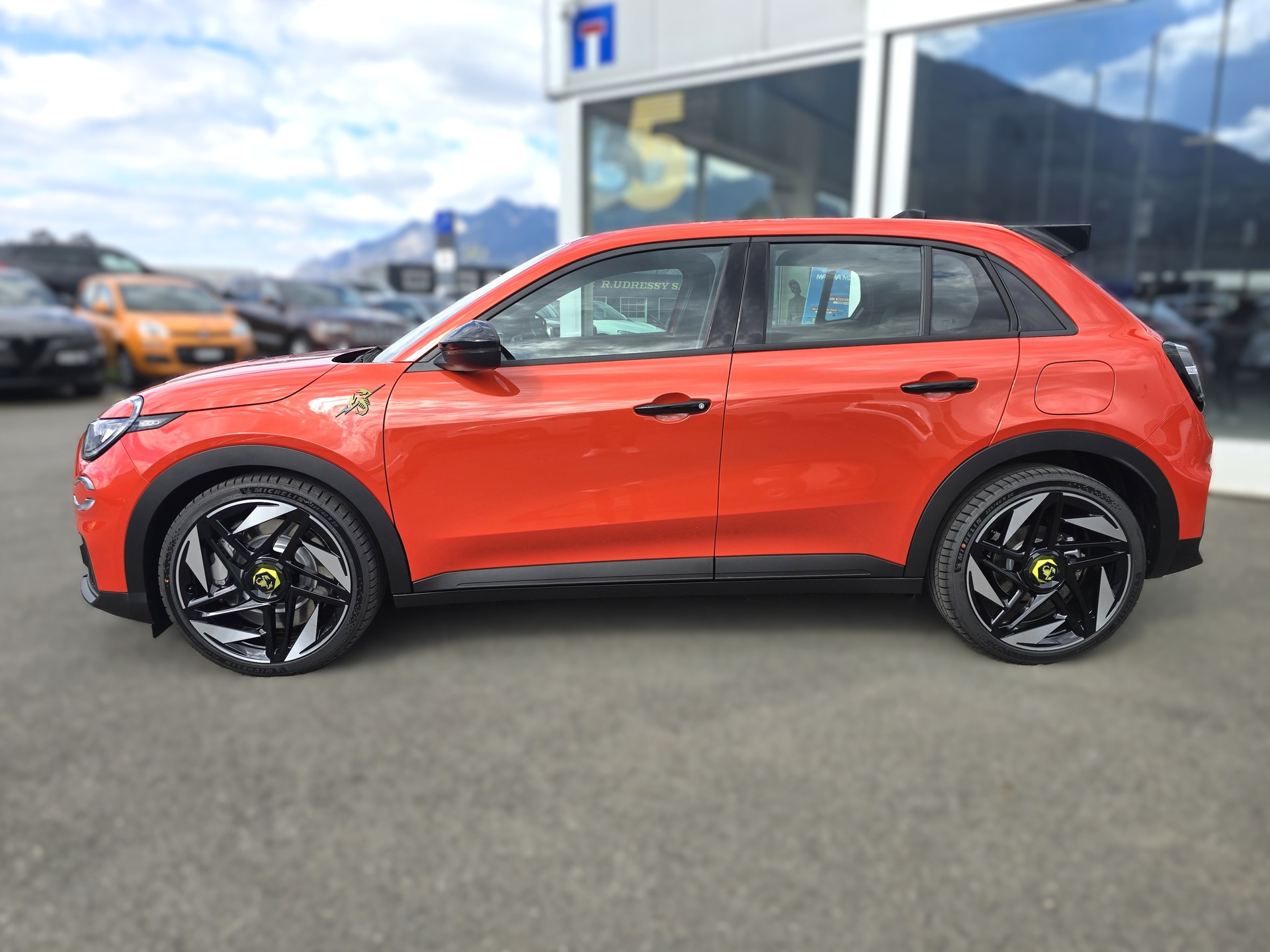 FIAT Abarth 600e Turismo-showroom-element-2