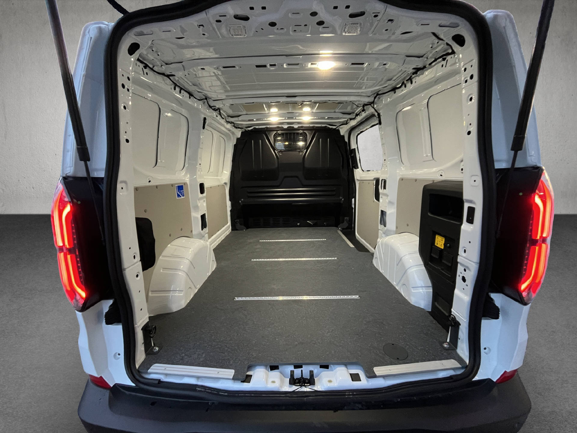 FORD E-Transit C Van 320 L1 Trend-image-10