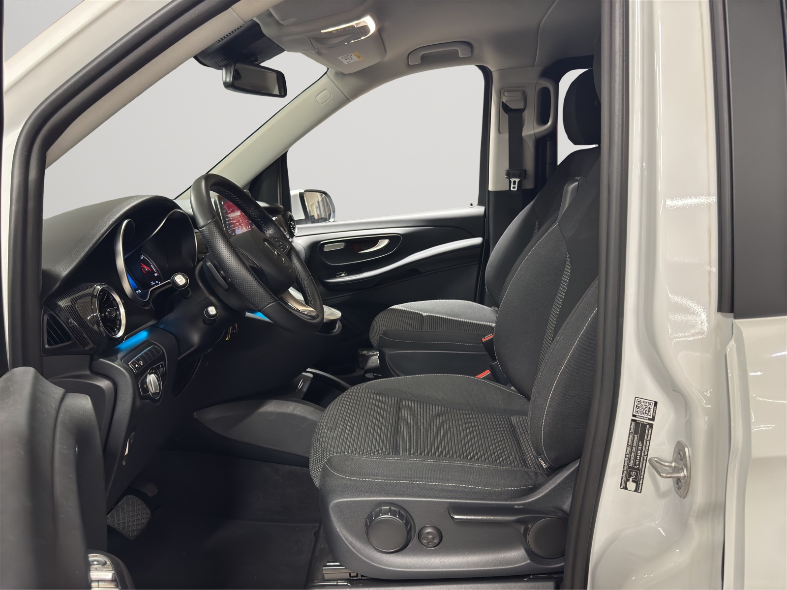 MERCEDES-BENZ EQV 250 lang-image-4