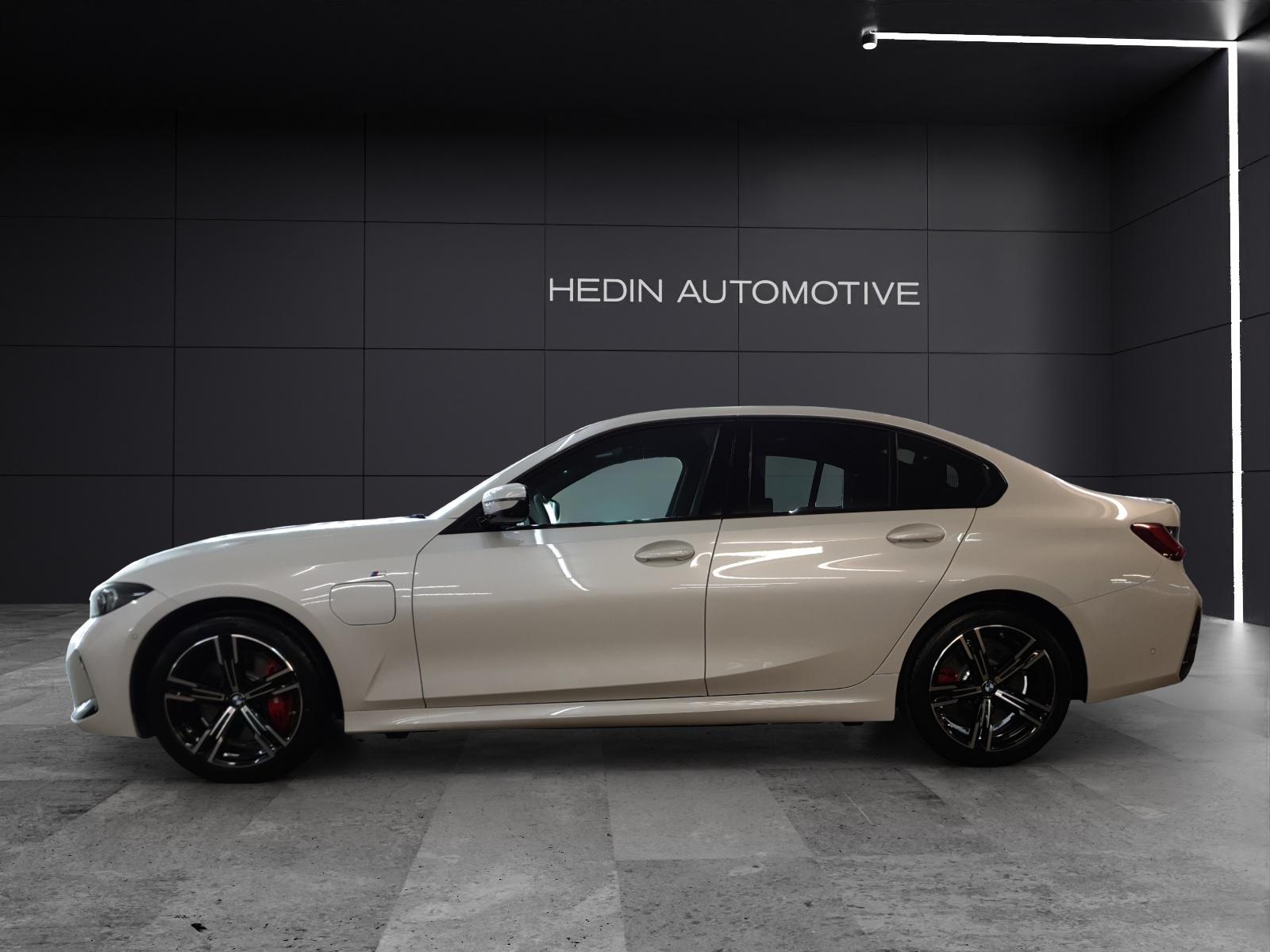 BMW 330e xDrive-showroom-element-1