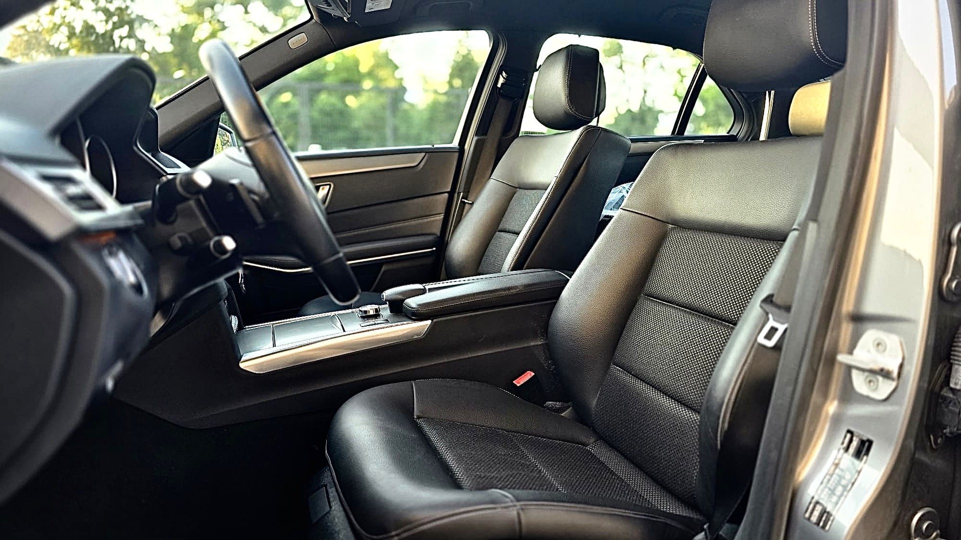 MERCEDES-BENZ E 400 Avantgarde 4Matic 7G-Tronic-image-10