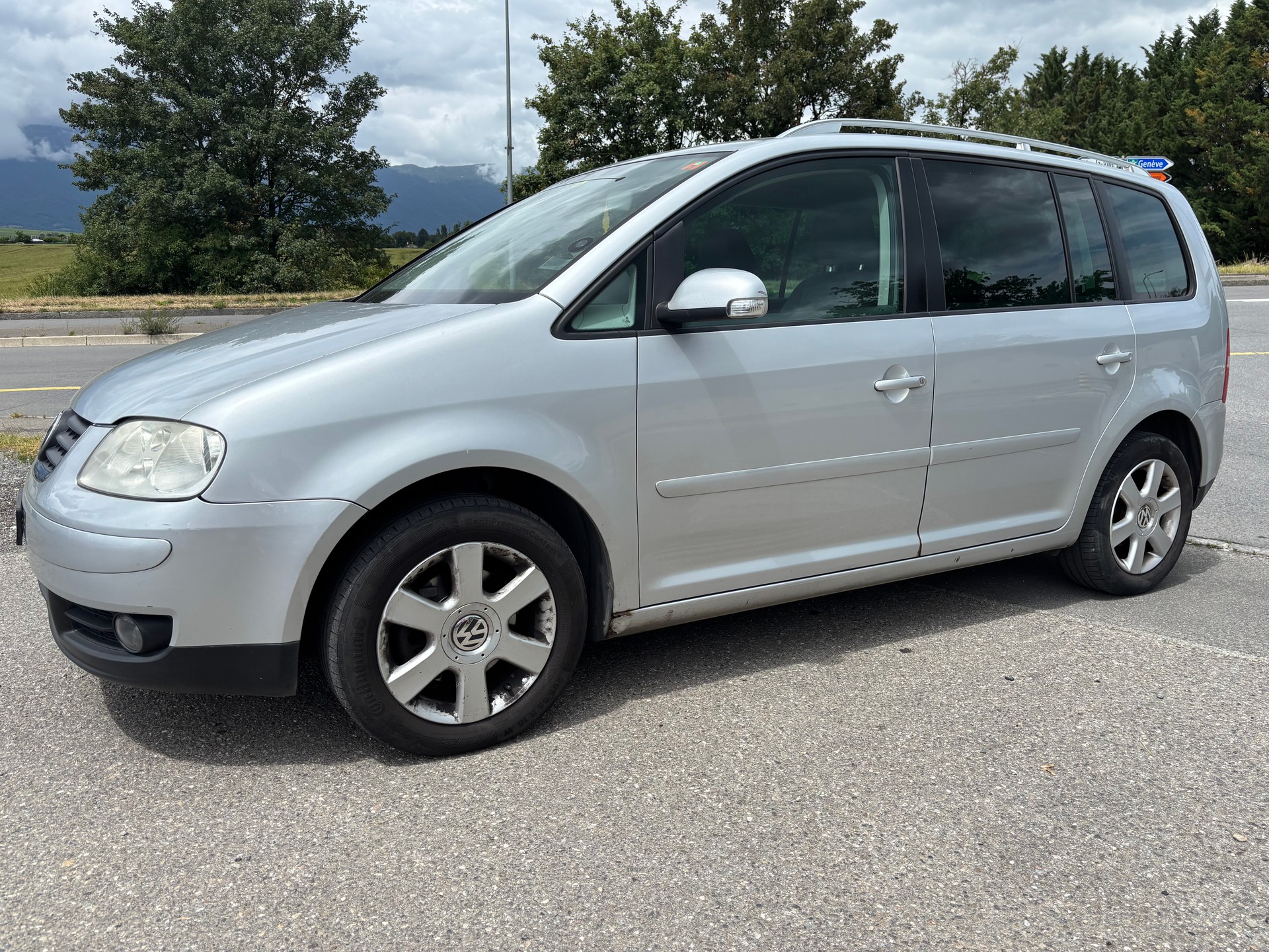 VW Touran 2.0 FSI Trendline-image-1