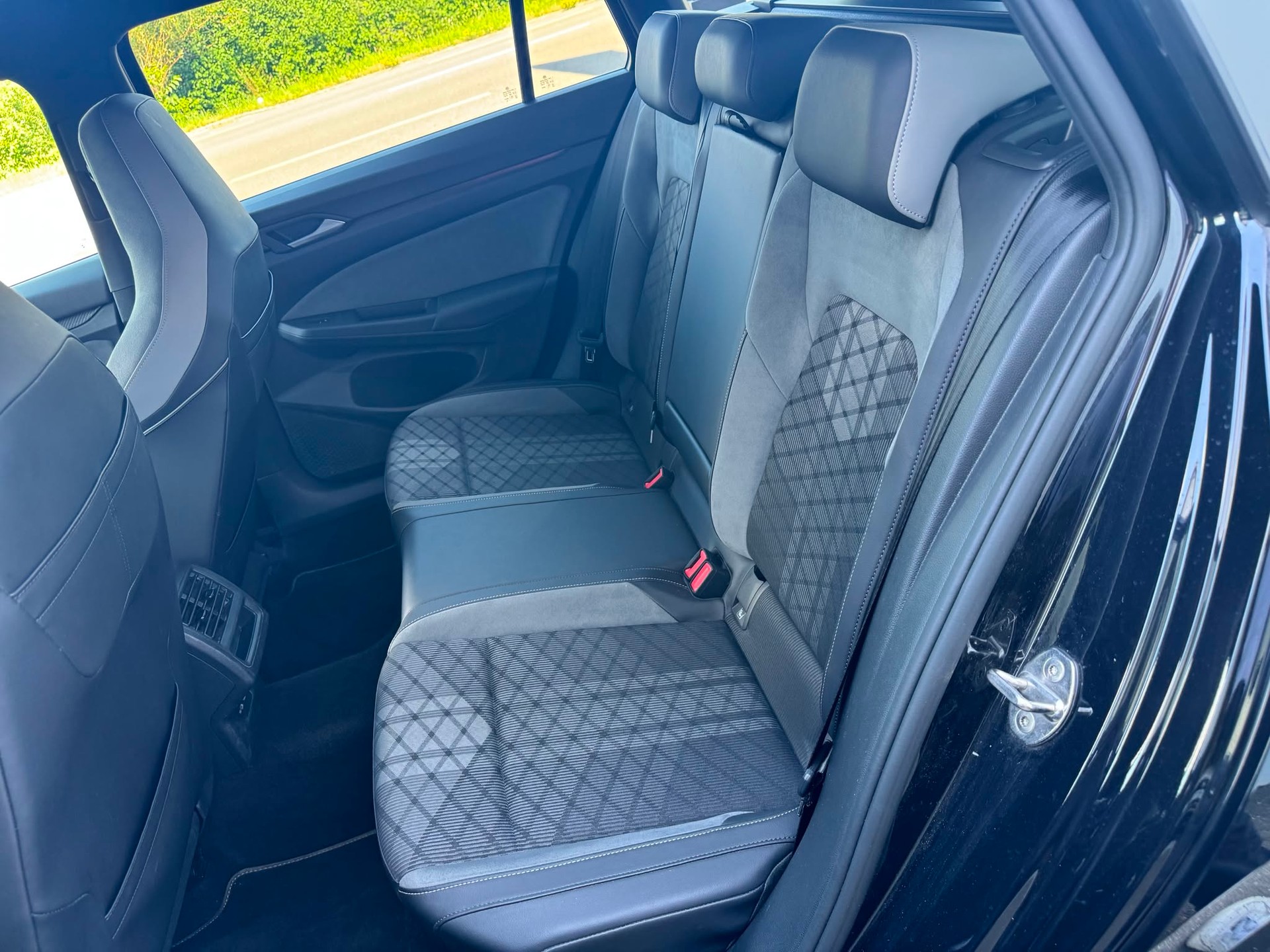 VW Golf Variant 2.0 TSI R-Line DSG 4Motion-image-5