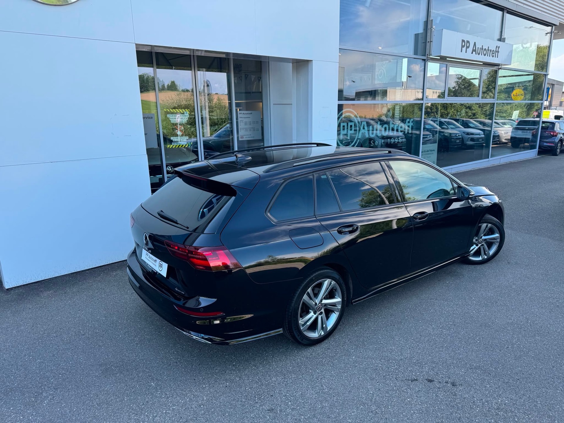 VW Golf Variant 2.0 TSI R-Line DSG 4Motion-image-3