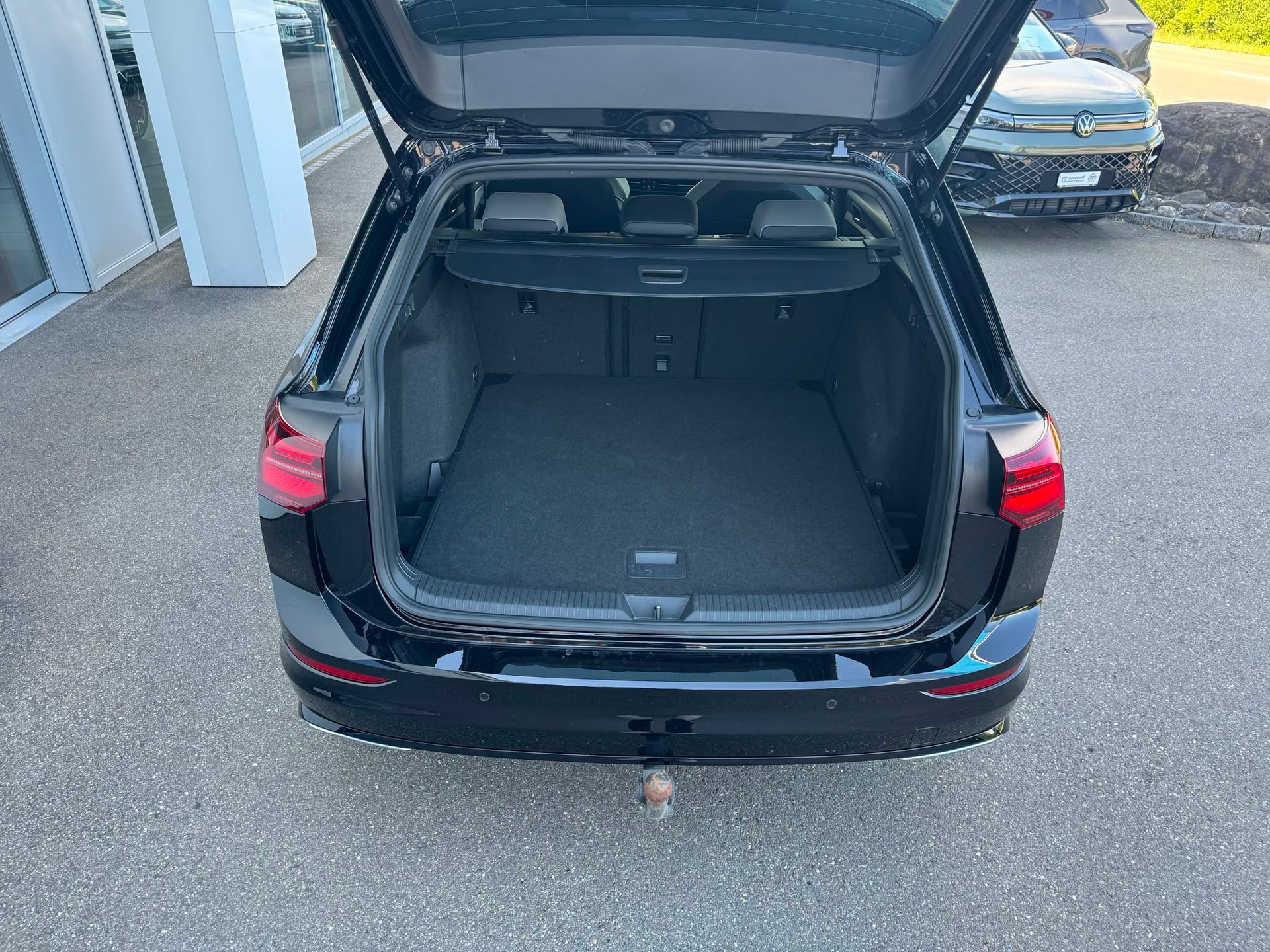 VW Golf Variant 2.0 TSI R-Line DSG 4Motion-image-4