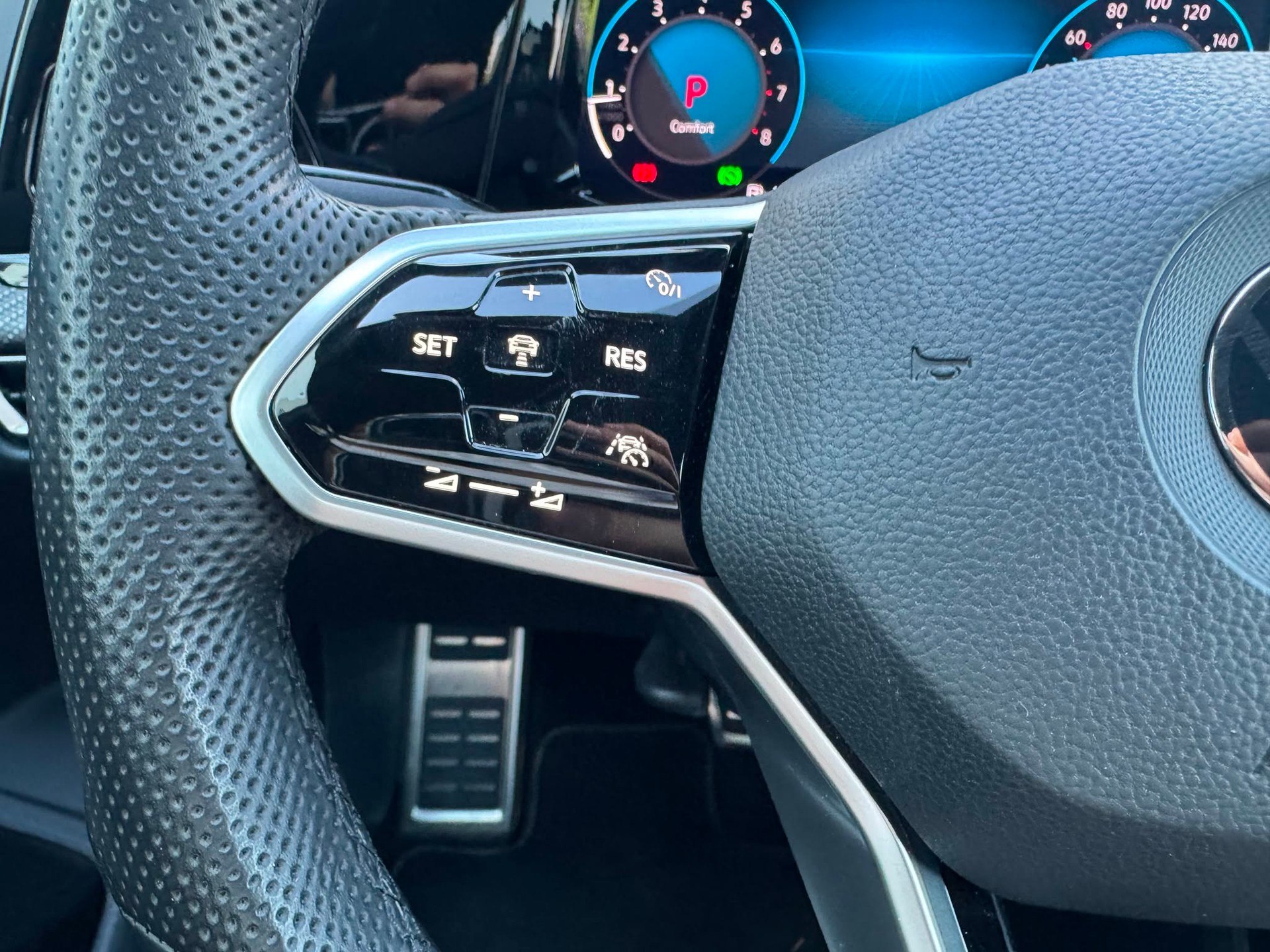 VW Golf Variant 2.0 TSI R-Line DSG 4Motion-image-9